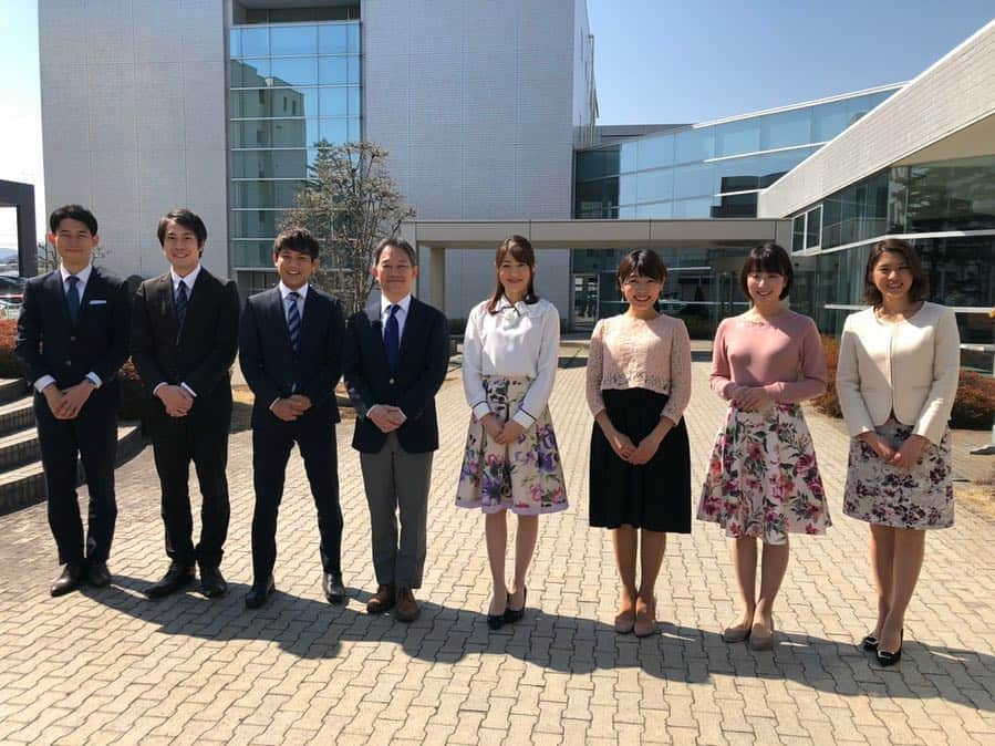 小宮山瑞季さんのインスタグラム写真 - (小宮山瑞季Instagram)「20190401 新入社員のみなさん。 ご入社おめでとうございます。 ・ そして長野放送は、今年開局50周年を迎えました。 ・ これも長野放送を応援し、番組を見てくださる皆様のおかげです。 いつもありがとうございます。 ・ 先日アナウンサー全員でＣＭ撮影をしました！みんな揃うことはなかなか無いので、貴重でした！ これからも長野放送をよろしくお願いいたします。 ・ #長野放送 #開局 #50周年 #アナウンサー #全員集合 #宮本利之 #大谷香奈絵 #小川功二 #松山航大 #坂本麻子 #重盛赳男 #汾陽美樹 #小宮山瑞季 #いつもありがとう #thankyou #anniversary #春 #全員集合 #歌 #song #tv #会社 #仕事 #半世紀 #平成 #昭和 #スーツ #新元号 #入社 #入社式 #令和」4月1日 19時46分 - komiyama_mizuki