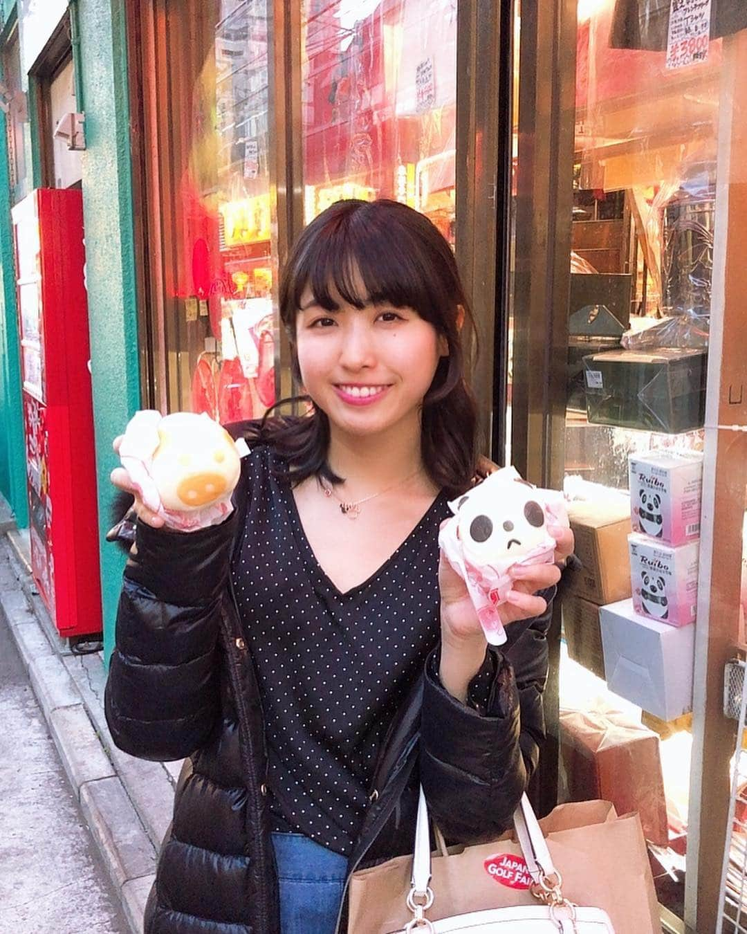 小谷津友里さんのインスタグラム写真 - (小谷津友里Instagram)「#横浜中華街 #食べ歩き 🚶‍♀️🥟🐼 先週は中華街でパンダまん。 パンダがチョコカスタードで ぶたさんが角煮🐷 見た目も可愛いし美味しい💕 * * #肉まん#中華#横浜#yokohama #横浜グルメ #横浜デート #横浜観光 #パンダ#ぶたさん  #こやゆりフード #食いしん坊#グルメ#gourmet #yummy #飯テロ#delicious #美味しいもの #먹스타그램#냠냠#맛집#데일리그램 #인친황영#china#chinatown#yokohamachinatown」4月1日 19時46分 - yurikoyatsu