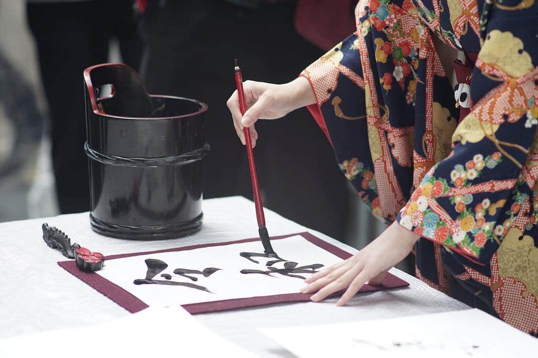 The Japan Timesさんのインスタグラム写真 - (The Japan TimesInstagram)「Moments after it was announced on Monday that the next Imperial era would be called Reiwa, calligrapher Fuka Ryo drew the two kanji characters that make up the name — rei, which means "order" or "command" and wa, which means "peace" or "harmony" — on a piece of paper which was then reproduced and printed on hundreds of shirts that were distributed for free to people in Shibuya. Later, Ryo wrote the characters again but on a much bigger piece of paper. The new era will begin on May 1 after Crown Prince Naruhito ascends the Chrysanthemum throne. (Ryusei Takashi @ryuseitakahashi217 photos) . . . . . . #ReiwaEra #calligraphy #shodo #reiwa #新元号 #書道 #令和」4月1日 19時47分 - thejapantimes