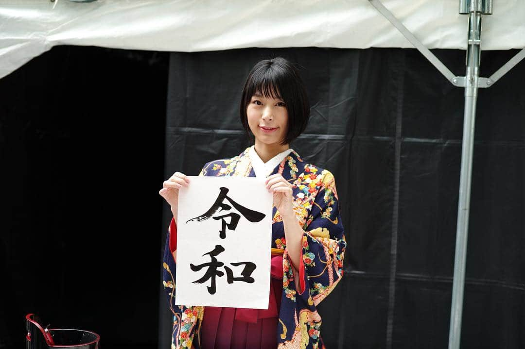 The Japan Timesさんのインスタグラム写真 - (The Japan TimesInstagram)「Moments after it was announced on Monday that the next Imperial era would be called Reiwa, calligrapher Fuka Ryo drew the two kanji characters that make up the name — rei, which means "order" or "command" and wa, which means "peace" or "harmony" — on a piece of paper which was then reproduced and printed on hundreds of shirts that were distributed for free to people in Shibuya. Later, Ryo wrote the characters again but on a much bigger piece of paper. The new era will begin on May 1 after Crown Prince Naruhito ascends the Chrysanthemum throne. (Ryusei Takashi @ryuseitakahashi217 photos) . . . . . . #ReiwaEra #calligraphy #shodo #reiwa #新元号 #書道 #令和」4月1日 19時47分 - thejapantimes