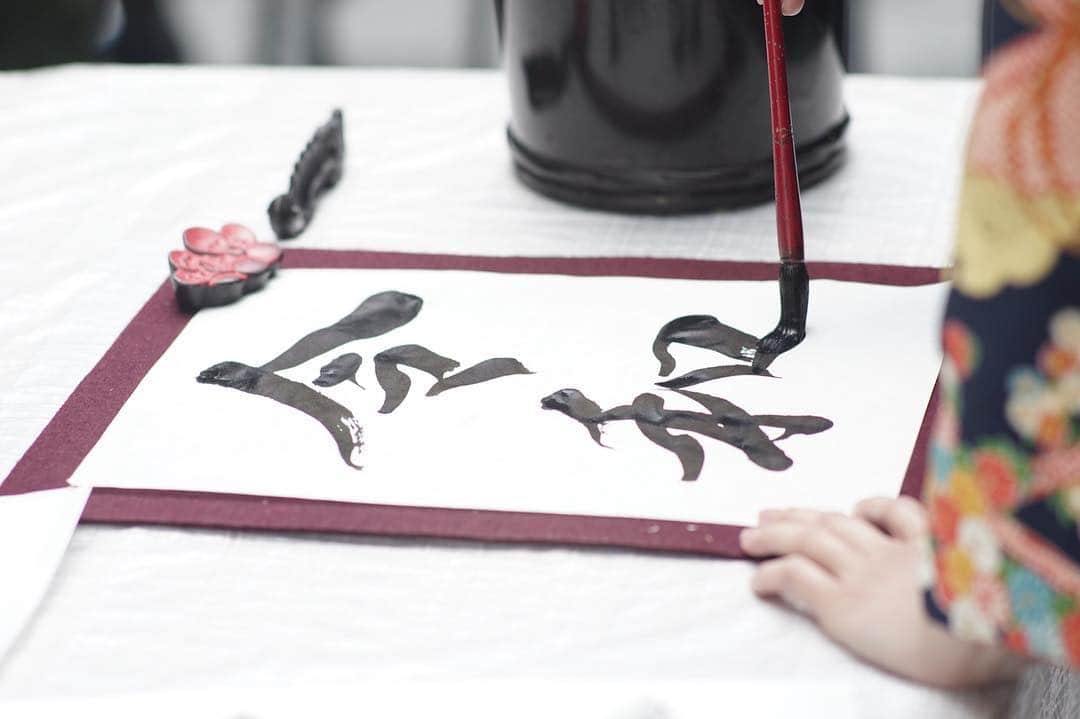 のインスタグラム：「Moments after it was announced on Monday that the next Imperial era would be called Reiwa, calligrapher Fuka Ryo drew the two kanji characters that make up the name — rei, which means "order" or "command" and wa, which means "peace" or "harmony" — on a piece of paper which was then reproduced and printed on hundreds of shirts that were distributed for free to people in Shibuya. Later, Ryo wrote the characters again but on a much bigger piece of paper. The new era will begin on May 1 after Crown Prince Naruhito ascends the Chrysanthemum throne. (Ryusei Takashi @ryuseitakahashi217 photos) . . . . . . #ReiwaEra #calligraphy #shodo #reiwa #新元号 #書道 #令和」