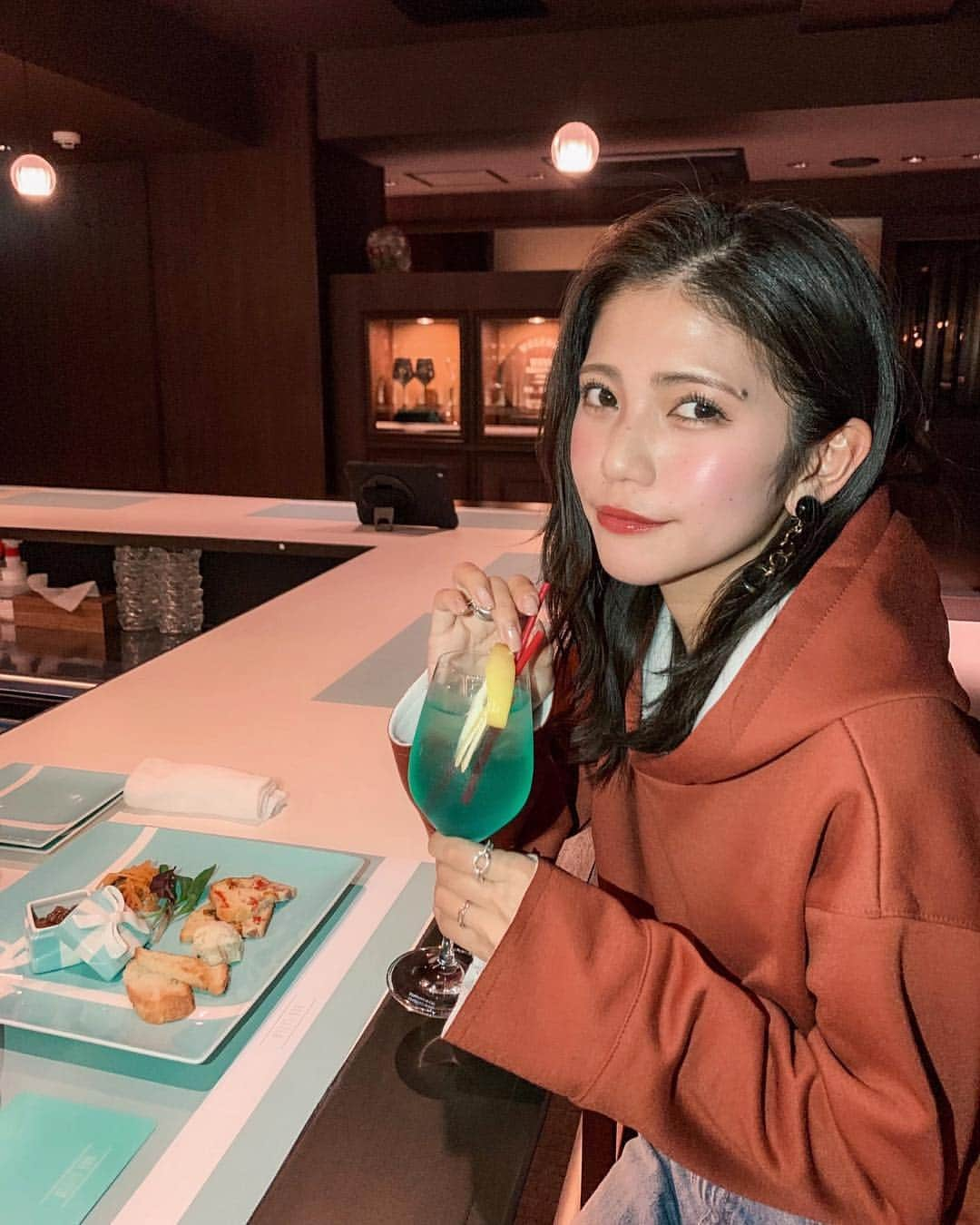 Marika Kajiwaraさんのインスタグラム写真 - (Marika KajiwaraInstagram)「🍷 ＊ 大好きな人達と飲んでる時が 何よりも幸せ(๑˙❥˙๑)♡ ＊ ＊ ＊ #パーカー #bar」4月1日 19時58分 - marika__kw