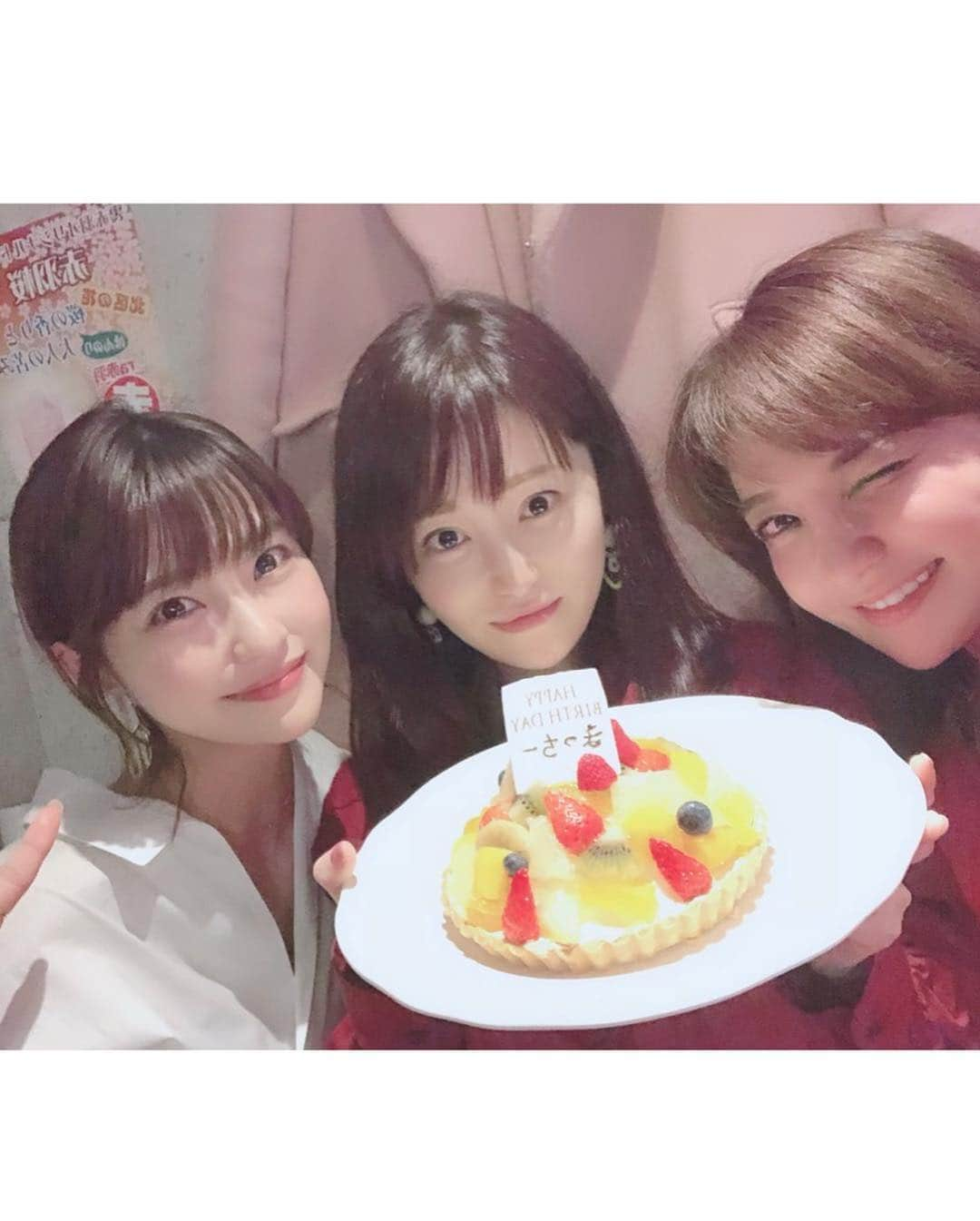 岸明日香さんのインスタグラム写真 - (岸明日香Instagram)「今週は親友、大好きな先輩のお誕生日を各番組メンバーで祝いました💕 こんなかわいい30代、、はぁ🤤💓 #岡部磨知 ちゃん #森下悠里 ちゃん #川原英之 さん」4月1日 19時59分 - aspoo02