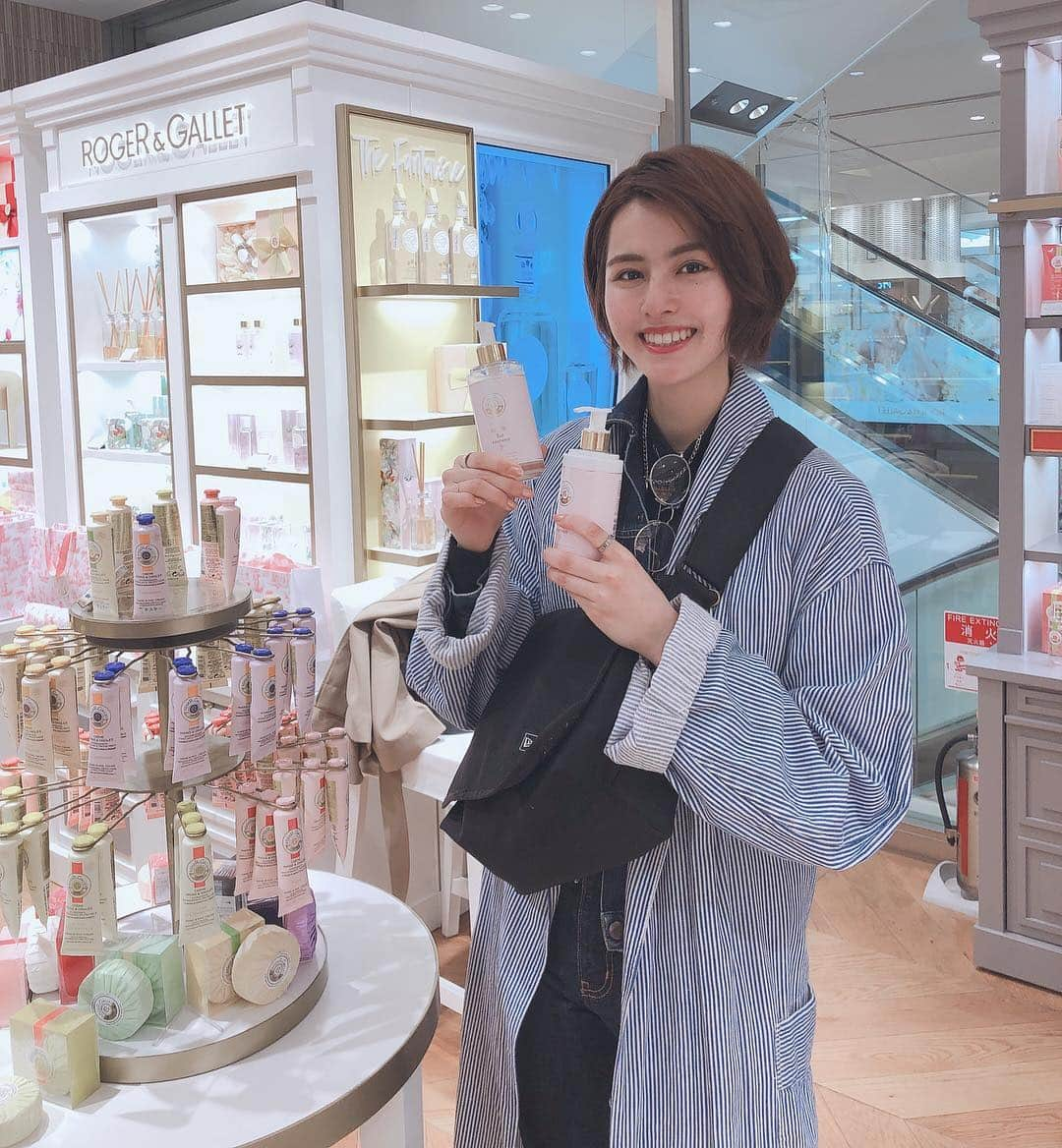 岩田絵莉佳さんのインスタグラム写真 - (岩田絵莉佳Instagram)「ROGER&GALLET🌹🎠🇫🇷 . ゲートタワーモール 4Fにある ロジェ・ガレさんにお邪魔しました♥️ . 4/5に新発売のシャワージェルとボディローション🧴 . どれもいい香りすぎて選ぶのが大変😍 悩みに悩んで私はMAGNOLIA FOLIEを チョイスさせていただきました🌼 . 4枚目 簡単3ステップ👍⭐️ step1  真ん中のシャワージェルで優しく洗い step2  左のローションを塗って保湿 step3  右のコロンで香りを纏う . 使うの楽しみ〜☺️ . @roger_gallet_jp . . . #paris #rogergallet #perfume #shower #bodylotion #cologne #magnolia #magnoliafolie #model #1862 #ロジェガレ #モデル #ロジェガレ名古屋 #ゲートタワー #香水 #ボディケア #ボディローション #シャワージェル #バスタイム #ロレアル #パリ #シアバター #コロン  #フレグランス #マグノリア #シアバター #アロエベラ」4月1日 19時53分 - 15erika11