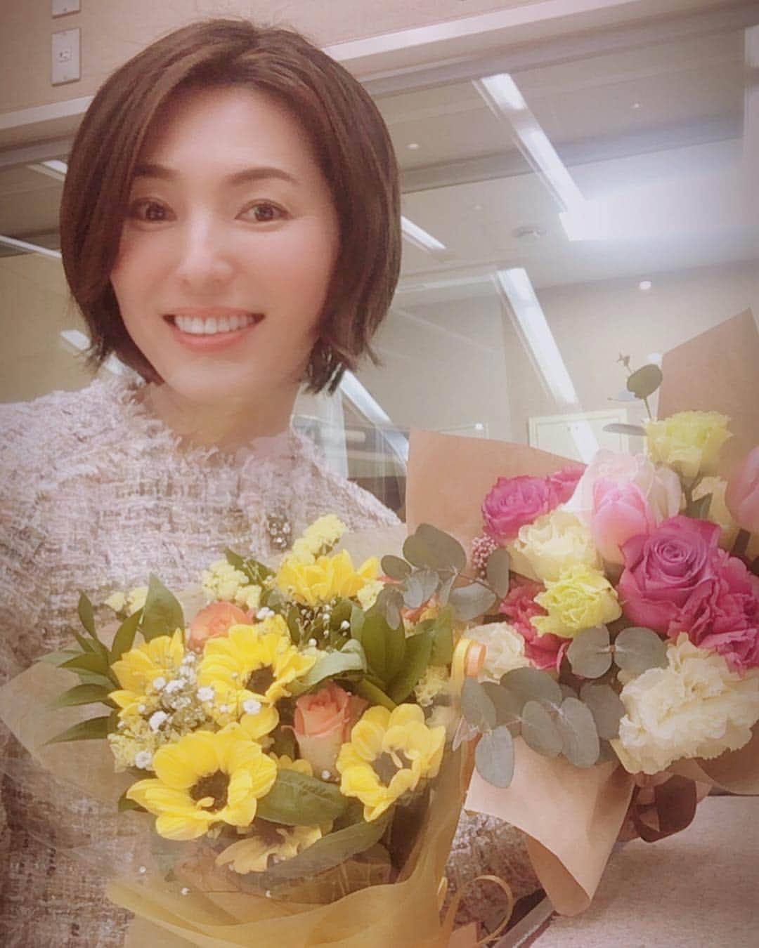 のインスタグラム：「新年度がスタート‼️ ・ 引き続き月曜日はラジオの生放送✨✨ ・ ・ となりのラジオをよろしくお願いしますね💓 ・ ゲストはお花屋さんのフルールアベ阿部修一郎さんと フラワーショップハラダの原田恵美さん❤️ ・ 可愛い花束のプレゼントに幸せな気分です💓😆💓 #となりのラジオ #四国放送 #アナウンサー #ラジオ #花 #中山千桂子 #阿部修一郎 #原田恵美 #ジャパンカップ #頑張れ」