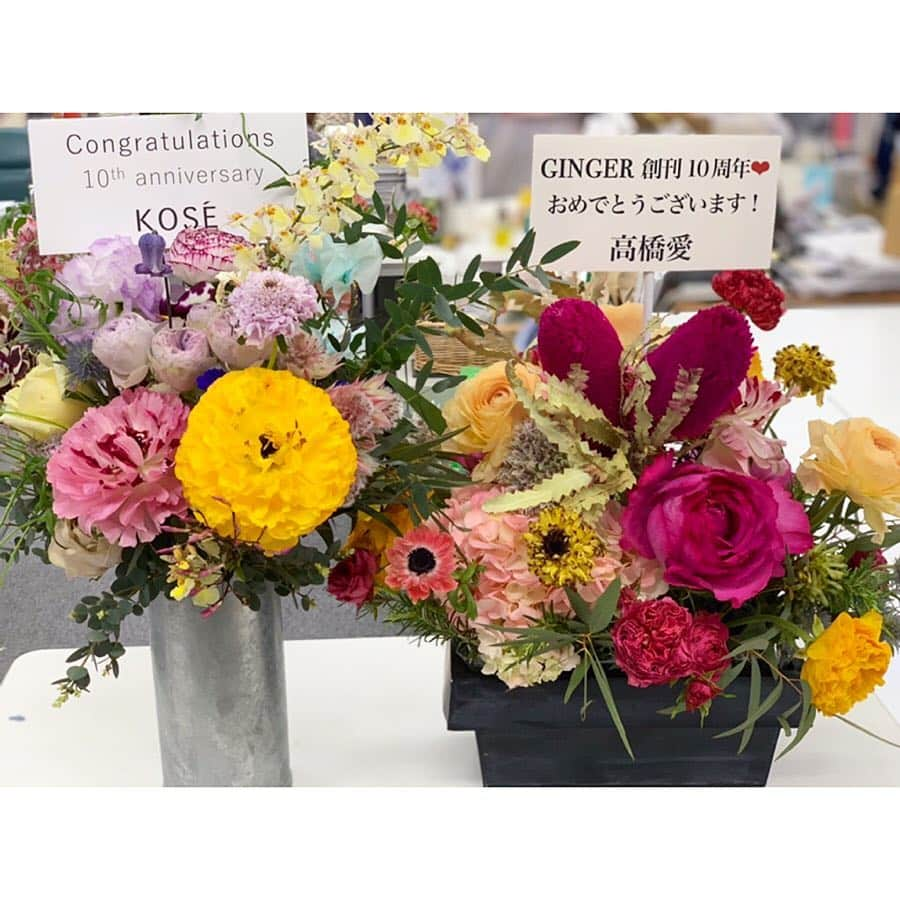 GINGERさんのインスタグラム写真 - (GINGERInstagram)「素敵なお花が編集部に到着🌼💐🌸 高橋愛さんとKOSEさんから10周年をお祝いするお花をいただきました😍 ありがとうございます‼️ #皆さんのおかげで10周年を迎えることができました #本当にありがとうございます！ #gingermagazine  #ginger10th #高橋愛 #kose #ginger #ジンジャー #gingerweb」4月1日 19時55分 - ginger_magazine