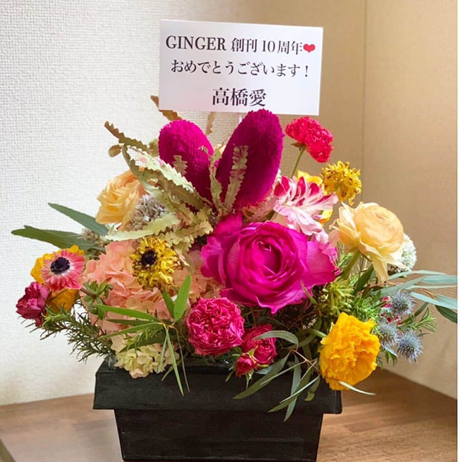 GINGERさんのインスタグラム写真 - (GINGERInstagram)「素敵なお花が編集部に到着🌼💐🌸 高橋愛さんとKOSEさんから10周年をお祝いするお花をいただきました😍 ありがとうございます‼️ #皆さんのおかげで10周年を迎えることができました #本当にありがとうございます！ #gingermagazine  #ginger10th #高橋愛 #kose #ginger #ジンジャー #gingerweb」4月1日 19時55分 - ginger_magazine