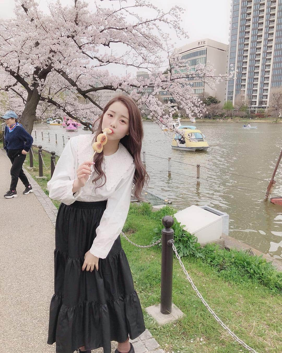 加藤ゆりなさんのインスタグラム写真 - (加藤ゆりなInstagram)「花よりおもち〜＾＾ 上野公園の桜見に行ってきた🌸 屋台がたくさん出ててお祭り状態！だったけど、中目黒よりはましだった😂平日だったからかな？ . . . . . #上野公園の桜 #お花見コーデ #お花見 #桜満開 #上野公園 #夜桜 #春コーデ #韓国ファッション #プチプラコーデ」4月1日 19時56分 - _yuringo_