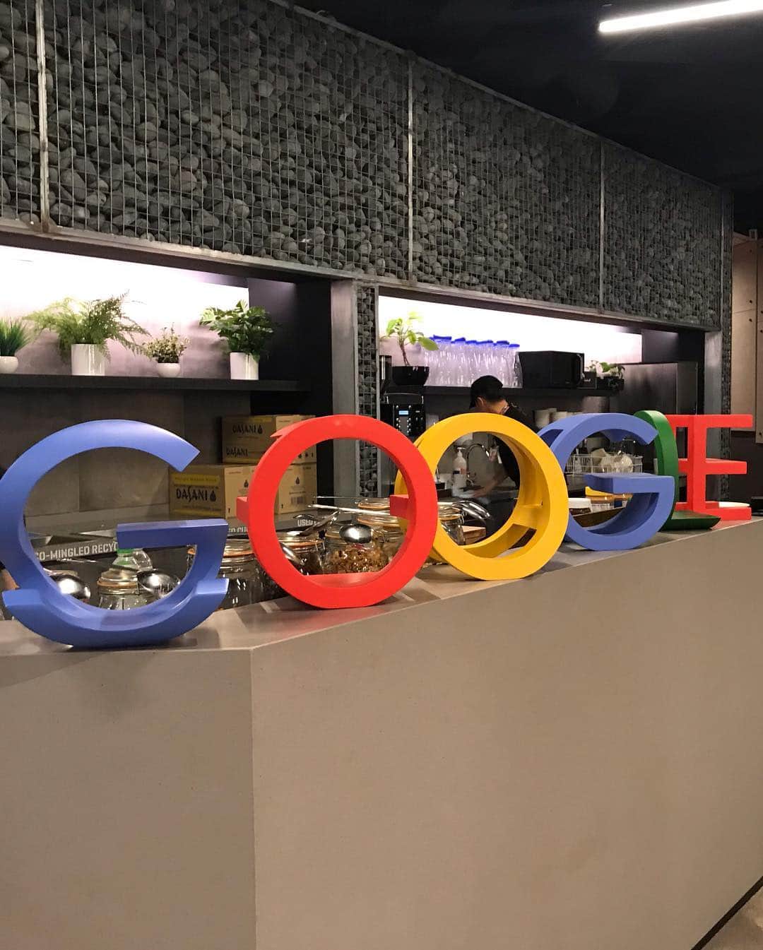 ローレン・ヤングさんのインスタグラム写真 - (ローレン・ヤングInstagram)「Visited the Google Headquarters in Singapore today to visit my friend Yuuri who works here! I’m so amazed stepping into offices because I’ve never worked in corporate 😅 But if my office was this nice, had free food, coffee, a private salon AND sleeping quarters I might just consider changing careers. Pwede pa ba? Or late na? Hahahahaha! 🇸🇬〰️」4月1日 19時56分 - lo_young