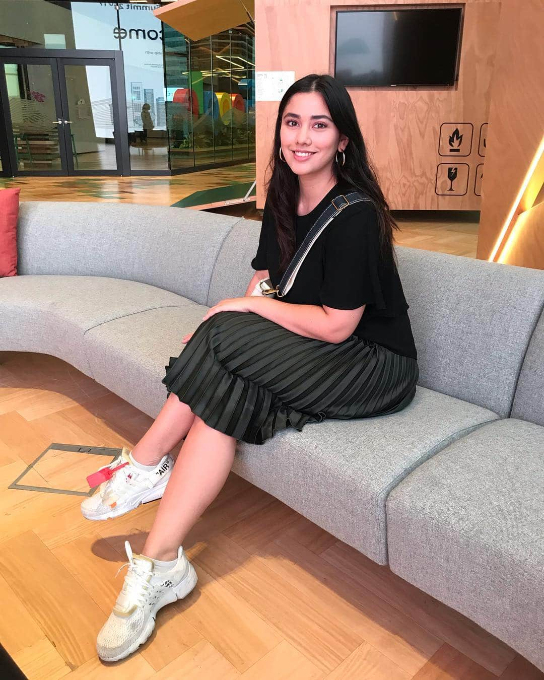 ローレン・ヤングさんのインスタグラム写真 - (ローレン・ヤングInstagram)「Visited the Google Headquarters in Singapore today to visit my friend Yuuri who works here! I’m so amazed stepping into offices because I’ve never worked in corporate 😅 But if my office was this nice, had free food, coffee, a private salon AND sleeping quarters I might just consider changing careers. Pwede pa ba? Or late na? Hahahahaha! 🇸🇬〰️」4月1日 19時56分 - lo_young