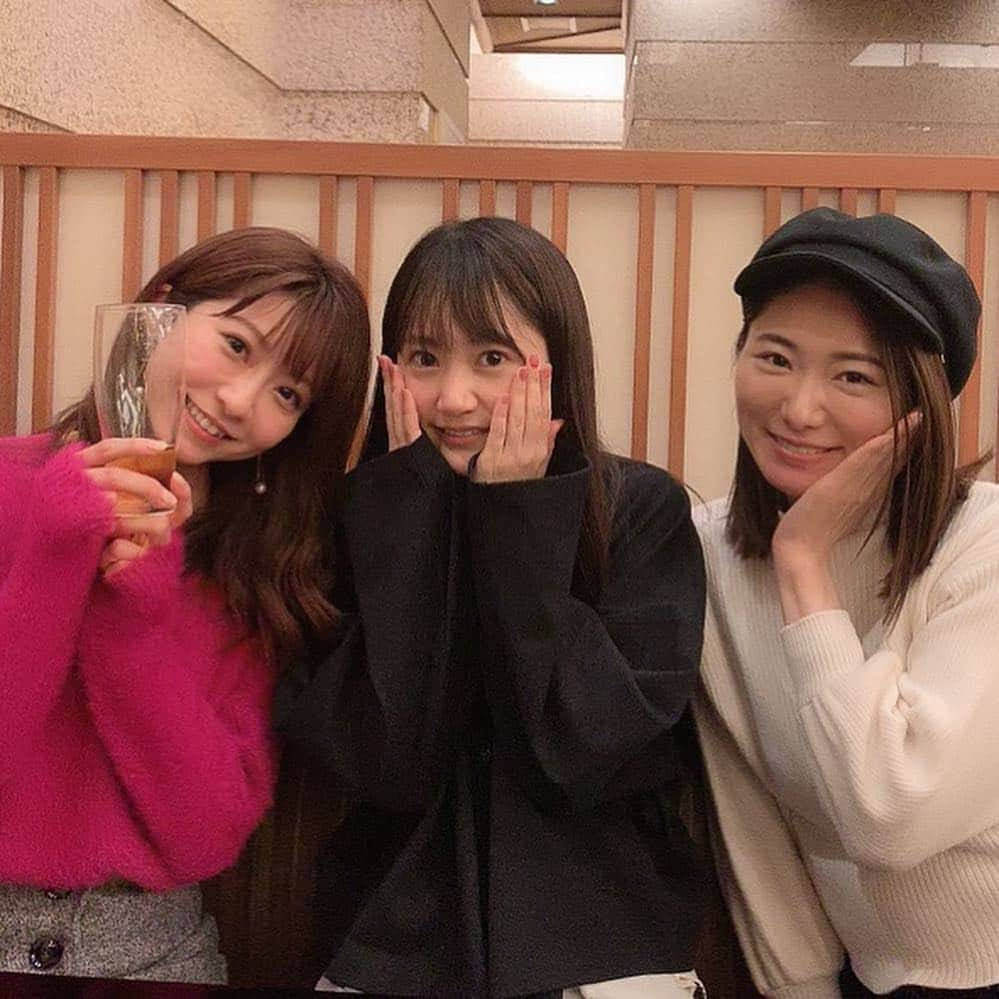 折原みかさんのインスタグラム写真 - (折原みかInstagram)「はましょー♡井ちゃん♡レアな3人でご飯行ってきたよ(^^)(^^)はましょーと会う時やお仕事一緒の時はだいたい雨なんだけどまた雨降った笑なんでー笑 渋谷高野美容医院の後だったので2人はすっぴんなんだけど、これですっぴんだよ？！驚くよねー♡本当に可愛くて羨ましいふたり♡はましょー変わらず可愛いのにしっかり者になってたなぁ☺️ 懐かしい思い出話しや近況報告や、美容の話、いや、尽きない♡ #久しぶりの集合 #アヴィラ組 #アヴィラ会 #アバンギャルド #浜田翔子 #はましょー  #元同じ事務所 #後輩 #先輩 #戦友 #良きライバル #憧れでもある #ステキナイト #かわいいは正義 #すっぴん #すっぴん女子 #ハイフ #ご飯 #想い出はいつの日も雨 #可愛い2人に癒された #渋谷高野美容医院 #takanobeautyclinic #渋谷」4月1日 20時07分 - mikaorihara