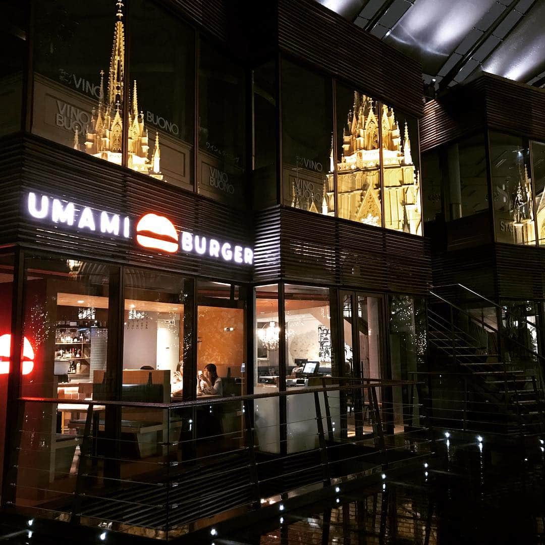 のインスタグラム：「. こんばんわ🌝 . 今日から4月になりました！ みなさん学校や仕事など新たな一歩を踏み出す方も多いと思います、一緒に頑張っていきましょう！ . 現在はお店の周りは雨☂️がパラついていますかが、本日も22時(21時半ラストオーダー)まで営業しておりますので、ご来店の際は足元に気を付けてお越し下さい！ . . #umamiburger #umamiburgerjapan #umamiburgerjpn #umami#ウマミバーガー #ウマミバーガージャパン #ウマミバーガー青山店#ハンバーガー#ランチ#表参道#青山#渋谷#骨董通り#青山通り#ディナー#aoyama#shibuya#omotesando」