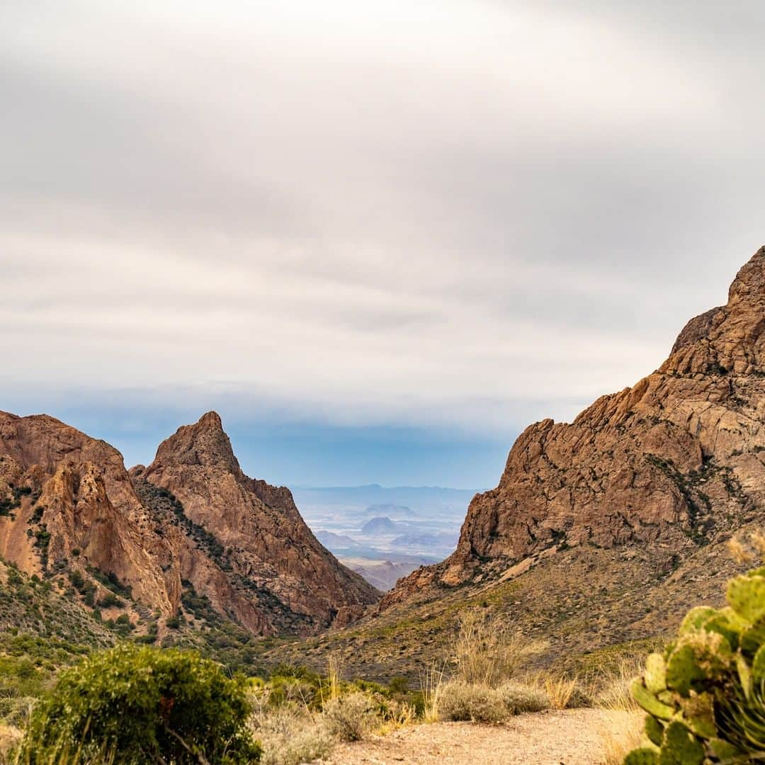 ルフトハンザさんのインスタグラム写真 - (ルフトハンザInstagram)「An empty trail leads through the mountain front into the wide wilderness of Texas. #FindYourAdventure #Lufthansa #Texas #FlyToAustin」4月1日 20時00分 - lufthansa