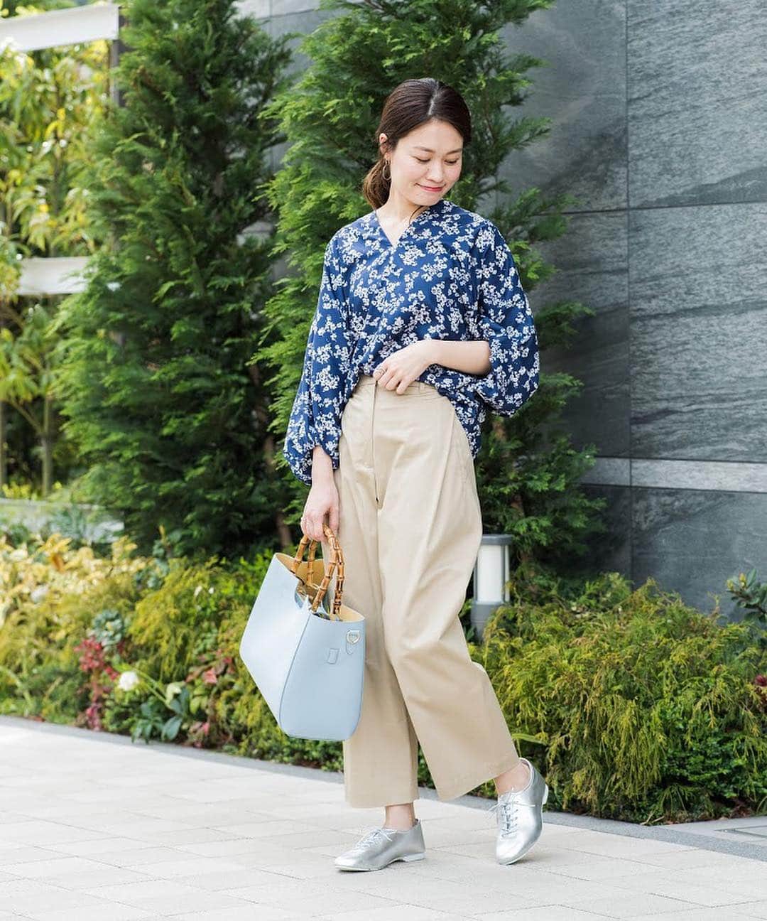 のインスタグラム：「liflattie ships . サテンサイドタックパンツ / ¥12,900(+TAX) . 《ON/OFF STYLE BOOK》 SHIPSのウィメンズレーベルが総力をあげ、働く女性に向けて着回し力に優れたアイテムを厳選。おしゃれもきちんと感も叶える、トレンド感満載の春の通勤スタイルをお届けします！ . 詳しくは @ships_official のストーリーズからご覧ください！ . #liflattieships #shipswomen #ships #fashion #selectshop #2019ss #シップスウィメン #シップス #コーディネート #春コーデ #通勤コーデ #カジュアルコーデ #ファッション #セレクトショップ #ワイドパンツ」