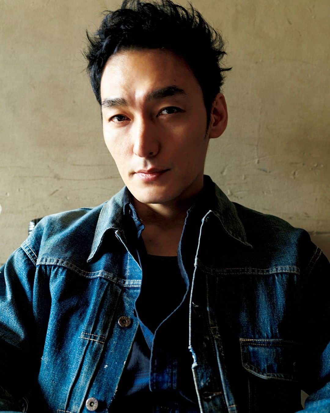 のインスタグラム：「GQ JAPAN最新5月号の表紙は、草彅剛さん！誰よりもデニムを愛し誰よりも愛される男、草彅剛さんのインタビューを掲載。本邦初公開のデニムも本誌でチェック！ #草彅剛  Photo: Yasutomo Ebisu  Styling: Tsuyoshi Noguchi Hair&Make-up: Eisuke Arakawa」