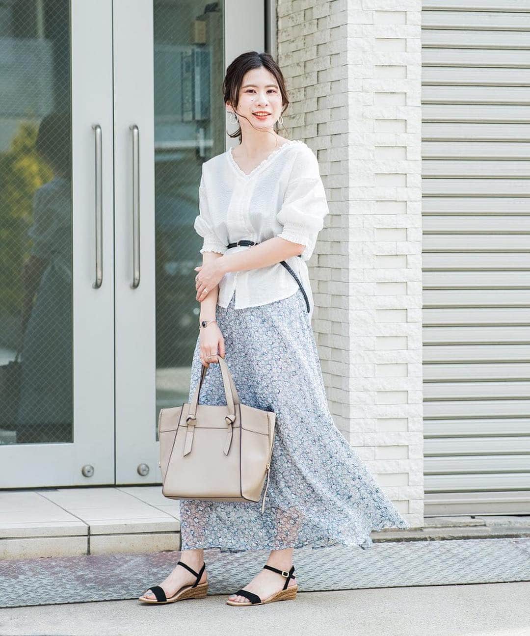のインスタグラム：「Khaju . フラワープリントロングスカート / ¥12,000(+TAX) . 《ON/OFF STYLE BOOK》 SHIPSのウィメンズレーベルが総力をあげ、働く女性に向けて着回し力に優れたアイテムを厳選。おしゃれもきちんと感も叶える、トレンド感満載の春の通勤スタイルをお届けします！ . 詳しくは @ships_official のストーリーズからご覧ください！ . #khaju #liflattieships #shipswomen #ships #fashion #selectshop #2019ss #シップスウィメン #シップス #コーディネート #春コーデ #通勤コーデ #カジュアルコーデ #ファッション #セレクトショップ #フレアスカート #フラワープリント #小花柄」