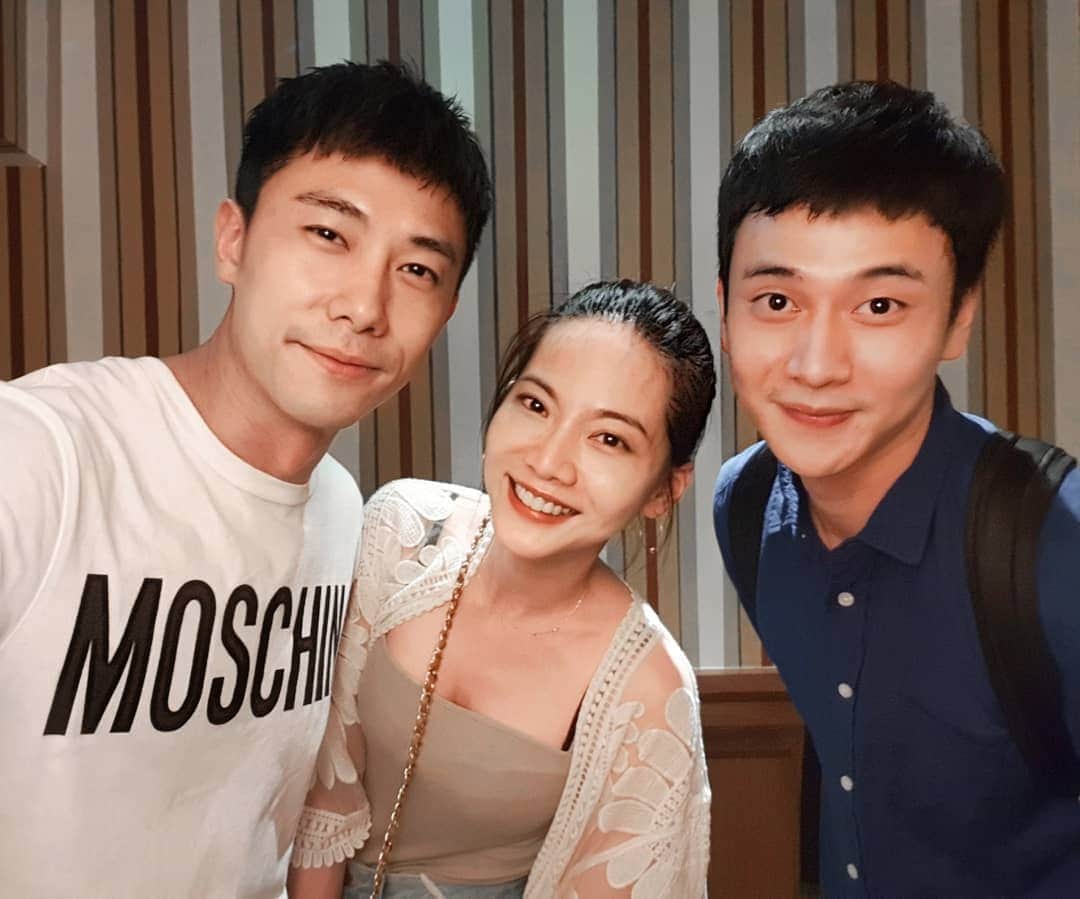 デスモンド・タンのインスタグラム：「昨晚带这两位台湾小朋友"完美头型"和 "Troublemaker"吃吃喝喝看新加坡夜景，但偏偏选了在🚻外拍照留念! 呃。。。 😂  Playing host to our cast from Taiwan. Help me out here (I hardly go out)! 😘 Any must-do, must-see or must-eat?  #你那边怎样我这边ok #alliswelldrama」