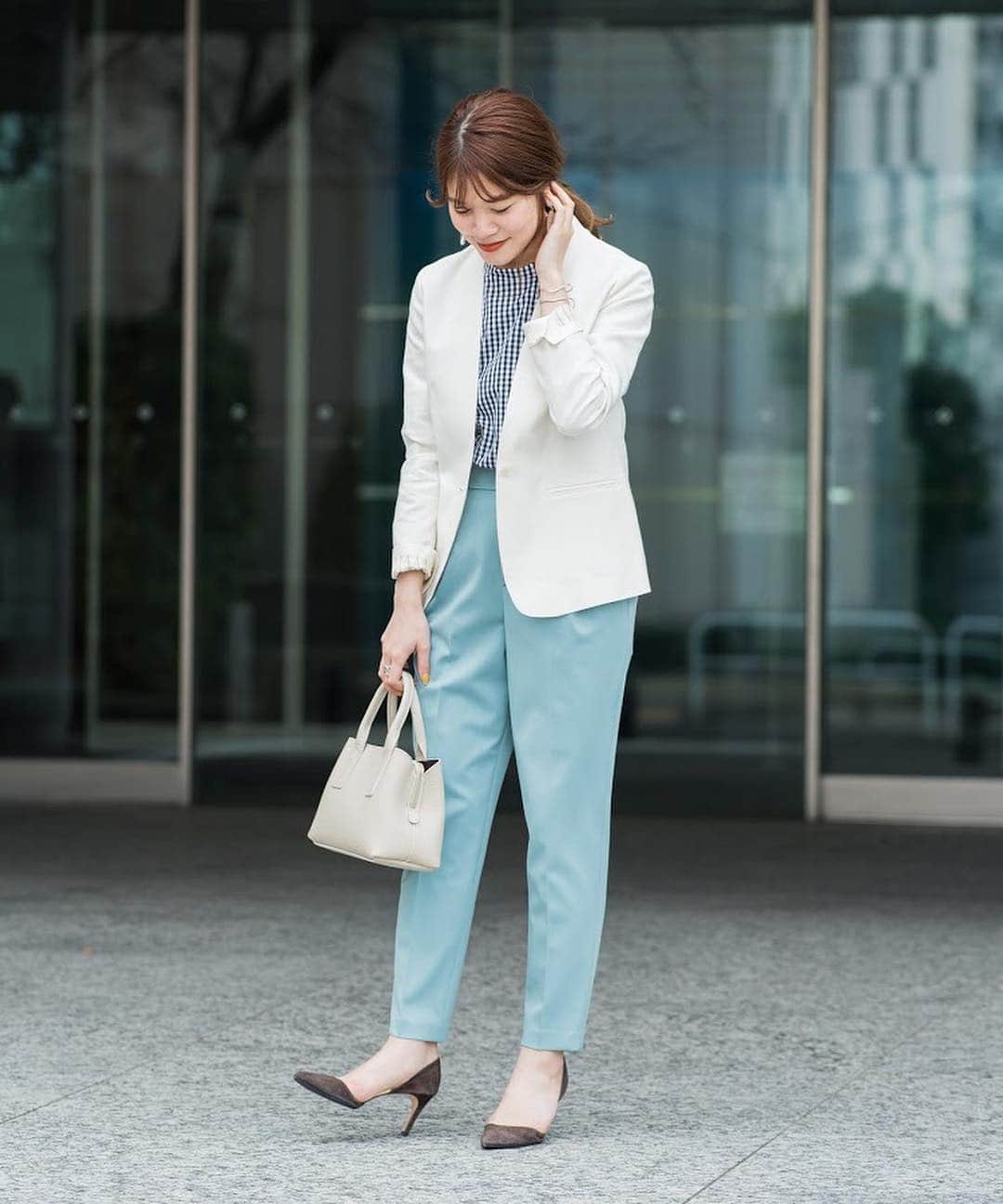 のインスタグラム：「SHIPS WOMEN . ウォッシャブルスタンドカラーチュニック / ¥12,900(+TAX) . 《ON/OFF STYLE BOOK》 SHIPSのウィメンズレーベルが総力をあげ、働く女性に向けて着回し力に優れたアイテムを厳選。おしゃれもきちんと感も叶える、トレンド感満載の春の通勤スタイルをお届けします！ . 詳しくは @ships_official のストーリーズからご覧ください！ . #shipswomen #khaju #liflattieships #ships #fashion #selectshop #2019ss #シップスウィメン #シップス #コーディネート #春コーデ #通勤コーデ #カジュアルコーデ #ファッション #セレクトショップ #チェック柄 #ブラウス」