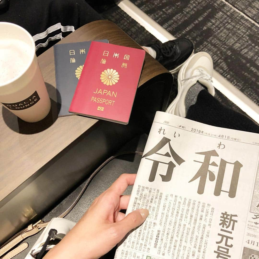 saaaay_kさんのインスタグラム写真 - (saaaay_kInstagram)「2019.04.01 新元号【令和】✨ そんな日に旅立ちます✈️ ・ ・ 機内コーデはリラックスなニットワンピ💕 韓国は少し寒いかな🇰🇷 旅には娘とお揃いのスニーカーです♪ ・ ・ outer/ @stylebar.jp @emmataylor_ny  one-piece/ @razielblue.official  bag/ @creerje_selectshop  sneaker/ @gu_global ・ ・ 食べ過ぎ防止の意味も込めて。。 @venuscarve #ヴィーナスカーブ も持参です🤭」4月1日 20時05分 - saaaay_k