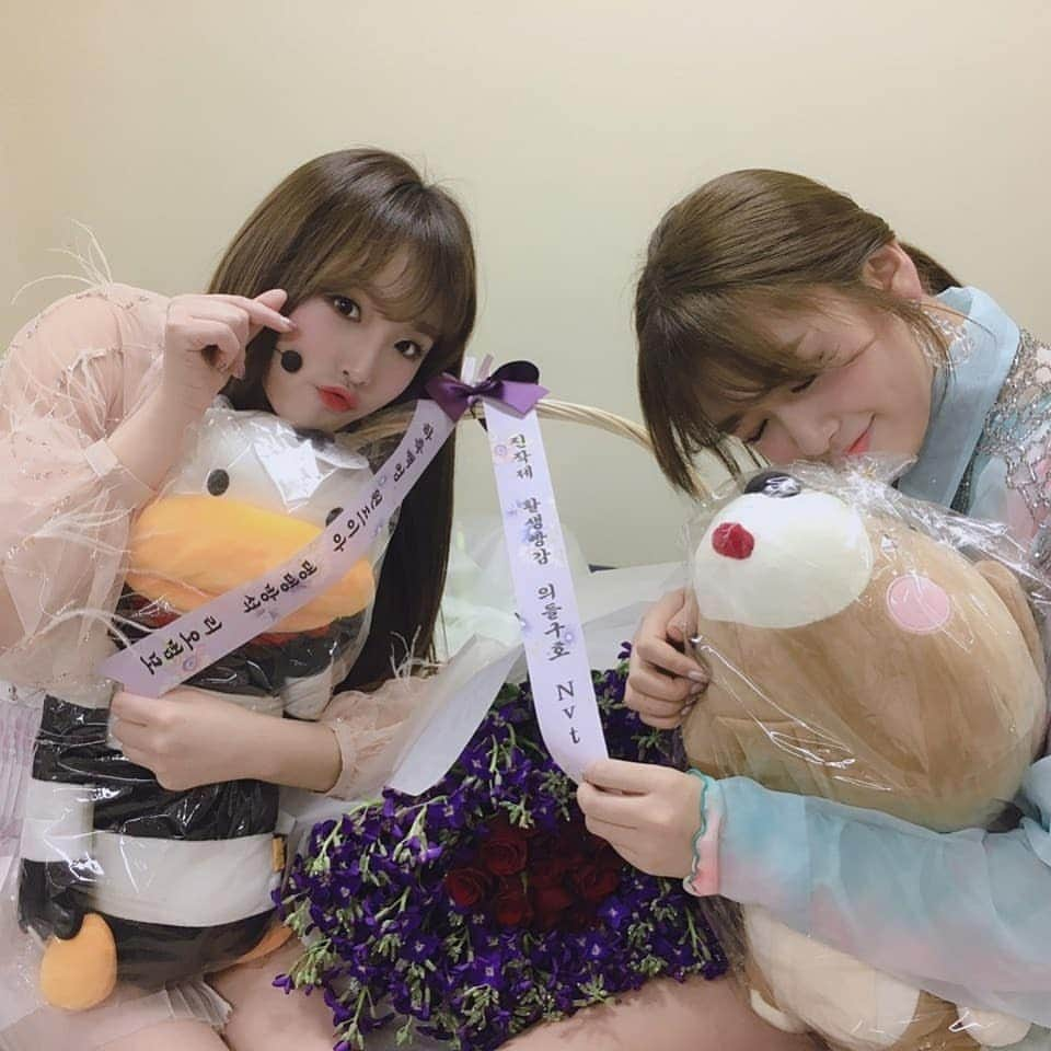 IZ*ONEさんのインスタグラム写真 - (IZ*ONEInstagram)「ㅠㅠ호빵♡♡ 저희 아이즈원 컴백한다고 화환도 보내주시고ㅠㅠ 감사합니다ㅠㅠ 열심히 활동하겠습니다 아이즈원 화이팅 호구들의 감빵생활 화이팅♡ ⠀⠀⠀ #호구들의_감빵생활 #예나 #イェナ #유진이랑 #IZONE #아이즈원 #アイズワン」4月1日 20時16分 - official_izone