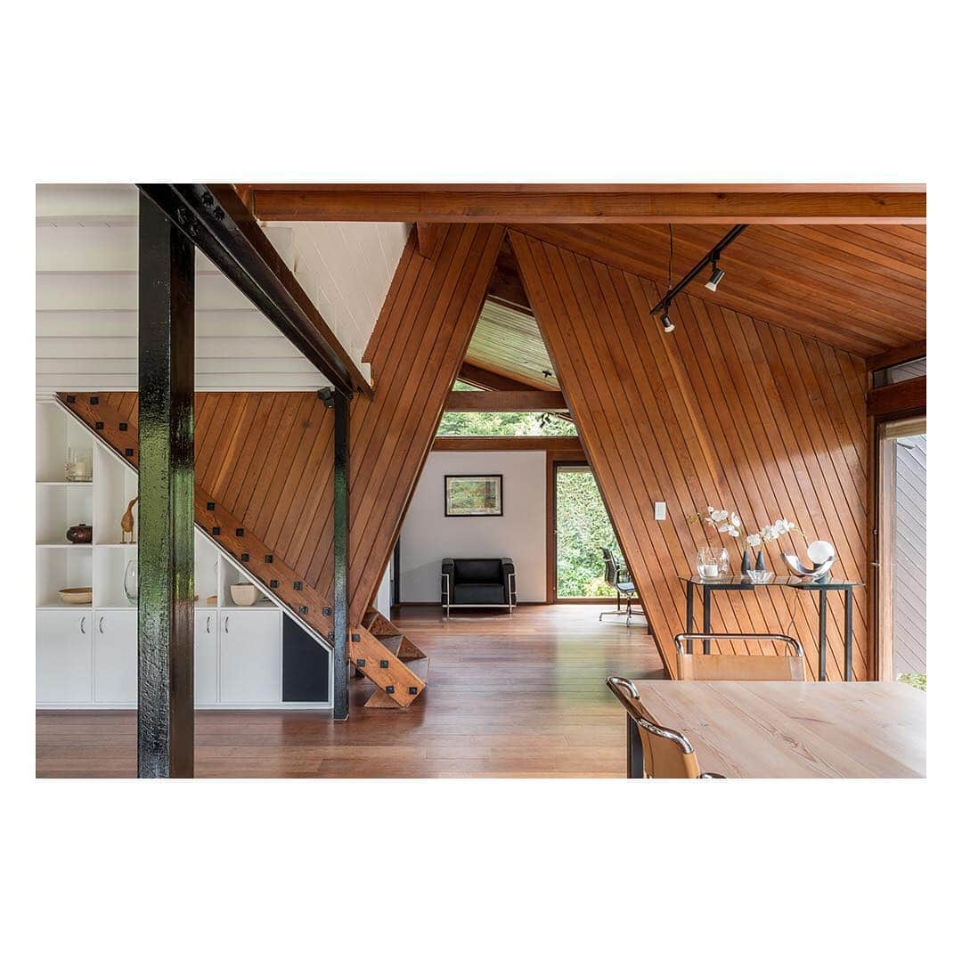 The Modern Houseさんのインスタグラム写真 - (The Modern HouseInstagram)「Turnpoint: a remarkable 1960s home in Surrey, designed by architect Rodney Gordon. Link in our bio for the sales particulars.  #surrey #1960sarchitacture #themodernhouse」4月1日 20時16分 - themodernhouse