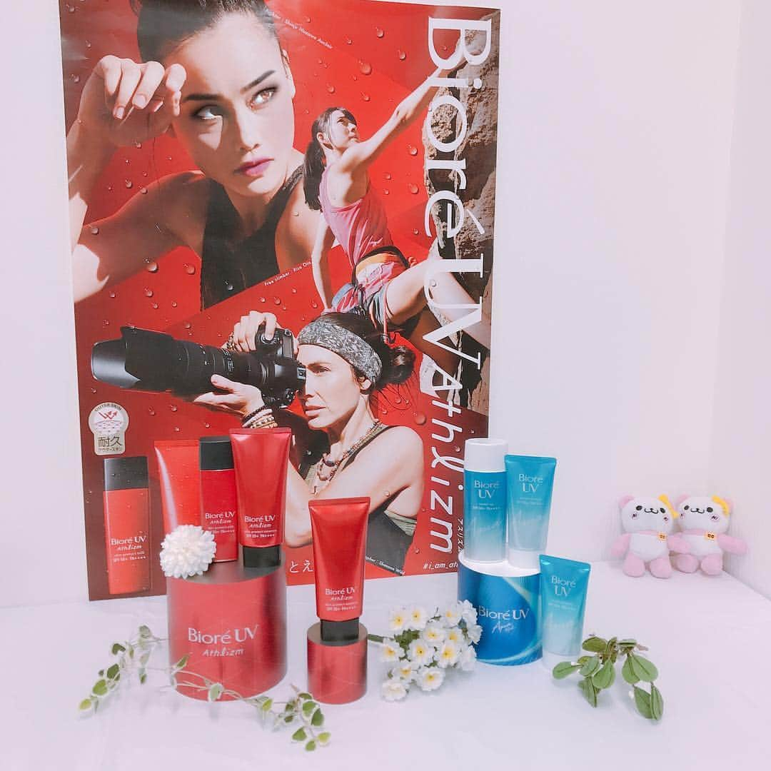 常深史織さんのインスタグラム写真 - (常深史織Instagram)「「日本化粧品検定協会」から花王様の新製品 世界初✨焼けない日焼け止め 「ビオレUV アスリズム スキンプロテクトエッセンス」の UV座談会に招待して頂きました✨  この日焼け止めのスゴいところが❤  今回花王様が世界初、開発に成功したミクロディフェンス処方で 従来の日焼け止めの難点である細かい塗りムラを埋めてくれるんだって❤  いままで、強い日焼け止めを何度も塗り直しても焼けてしまう要因が 塗りムラだったのです、、、 塗りムラの細かい部分を埋めてしまうミクロディフェンス処方の実験は、2枚目にスワイプ✨  こんなすごい商品を今から使わないと、勿体ない！！！ 「ビオレUV」シリーズ アスリズム スキンプロテクトエッセンス アスリズム スキンプロテクトミルクを 頂いたので、、 実際に1週間ほど使ってみたのですが、 日焼け止め独特のベタつき感が全くなく、香りも良くて サラッとしていてびっくり❤  これなら、続けられるね☀️ ぜひ、今年焼けたくないって方は オススメの商品だよ☺️❤️ #スキマリスク #日焼け止め  #美白ケア  #ビオレUV  #アスリズム  #スキマリスク #コスメコンシェルジュ  #日本化粧品検定  #日本化粧品検定協会」4月1日 20時08分 - sioripopn