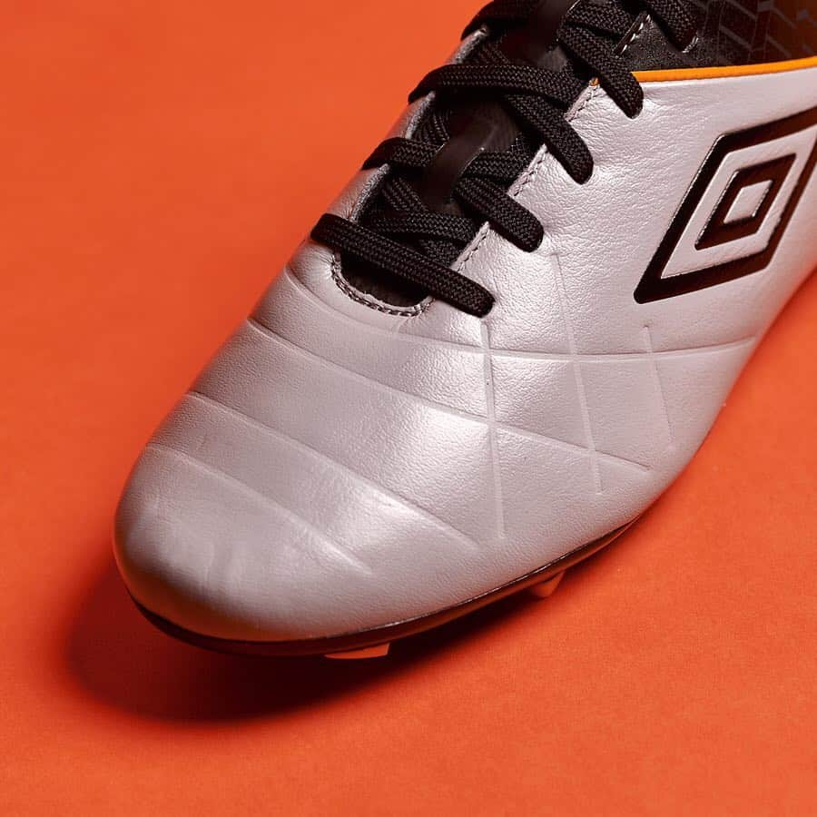 UMBROさんのインスタグラム写真 - (UMBROInstagram)「Laced and leather. Medusae 3 Pro. Available now in Grey Flannel, Turmeric, Black . . . . #umbro #umbrofootball #football #footballcleats #cleats #cleatstagram #soccercleats #soccer #soccerboots #soccerbible #chuteiras」4月1日 20時10分 - umbro