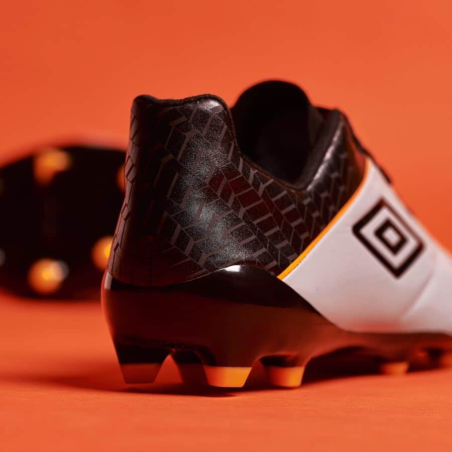 UMBROさんのインスタグラム写真 - (UMBROInstagram)「Laced and leather. Medusae 3 Pro. Available now in Grey Flannel, Turmeric, Black . . . . #umbro #umbrofootball #football #footballcleats #cleats #cleatstagram #soccercleats #soccer #soccerboots #soccerbible #chuteiras」4月1日 20時10分 - umbro