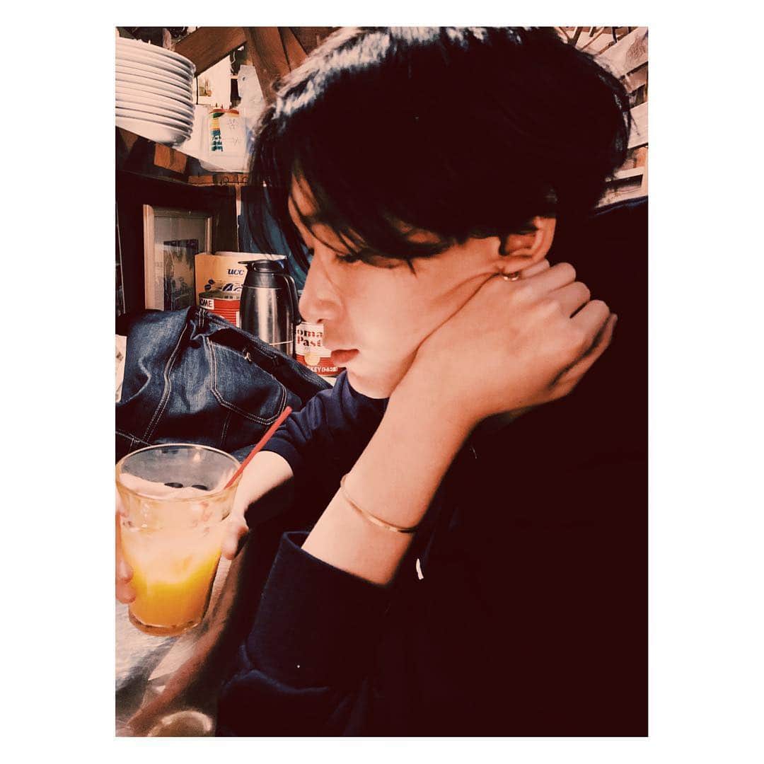 九内健太のインスタグラム：「お久しぶりです。 最近は去年頭から連続してやってた舞台モードも終わり、ちょこちょこ映像の仕事をやってるぐらいで比較的落ち着いております。  ツイッターには書いたんですけど、貞子の完成試写がこの前あって行ってきました。楽しみにしている人もいるだろうし、詳しくは話せないんですけど今までの貞子シリーズの10倍は迫力があって、これは絶対劇場で大音量でドキドキを楽しんでもらいたいです。 と、現代版貞子ってこうなんのか！って驚きも観て楽しんで欲しいな。  https://sadako-movie.jp/sp/  #貞子 #俳優 #actor #배우 #演员 #モデル #model #모델 #时装模特」