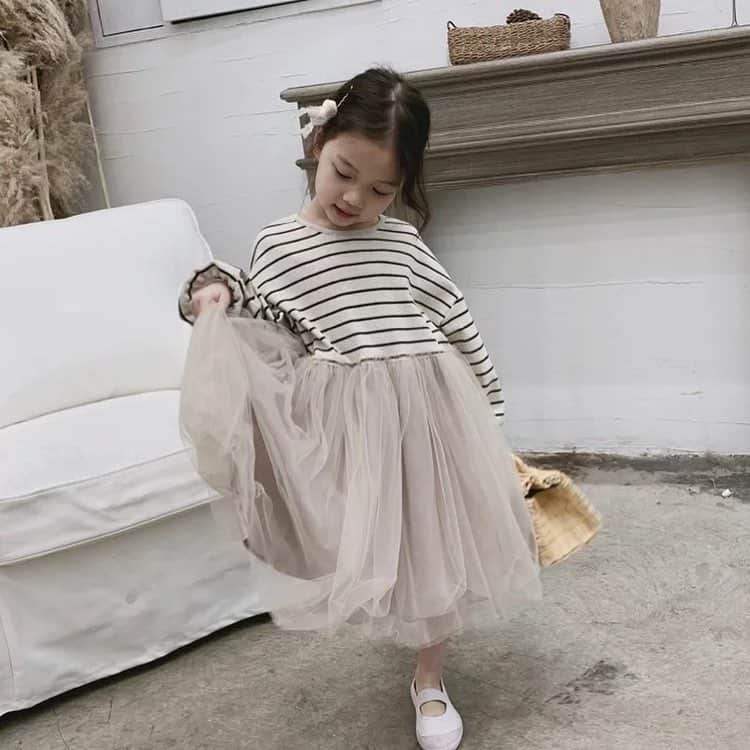 子供服のbig foRE:stさんのインスタグラム写真 - (子供服のbig foRE:stInstagram)「ストライプチュールワンピース . こんばんは🌝 今日は新元号の発表がありましたね🤗 11時半をすぎるとソワソワ。 スマホで生中継をパートさんと一緒に見てドキドキしてました笑 .平成最後の1ヶ月を平和に過ごしたいと思います。 . さて。 そんなタイミングで人気なのがこちらのチュールタイプワンピース❤︎ カジュアルとかわいいがmixされてとにかくかわいぃ😍 今一番人気なアイテムなので、お早めにチェックしてみてください💐 . #子供服 #キッズコーデ #韓国子供服 #kidscode #outfit #おでかけコーデ#海外子供服  #おしゃれさんと繋がりたい #kidsjapan #セレクトショップ #女の子コーデ  #男の子コーデ#女の子ママ#男の子ママ#インポート#ママリ #コドモノ #ベビフル#秋アイテム#お洒落さんとつながりたい#ママハグ#ninas#チュールスカート」4月1日 20時11分 - olpemi_