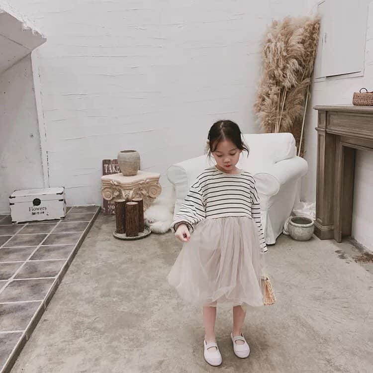 子供服のbig foRE:stさんのインスタグラム写真 - (子供服のbig foRE:stInstagram)「ストライプチュールワンピース . こんばんは🌝 今日は新元号の発表がありましたね🤗 11時半をすぎるとソワソワ。 スマホで生中継をパートさんと一緒に見てドキドキしてました笑 .平成最後の1ヶ月を平和に過ごしたいと思います。 . さて。 そんなタイミングで人気なのがこちらのチュールタイプワンピース❤︎ カジュアルとかわいいがmixされてとにかくかわいぃ😍 今一番人気なアイテムなので、お早めにチェックしてみてください💐 . #子供服 #キッズコーデ #韓国子供服 #kidscode #outfit #おでかけコーデ#海外子供服  #おしゃれさんと繋がりたい #kidsjapan #セレクトショップ #女の子コーデ  #男の子コーデ#女の子ママ#男の子ママ#インポート#ママリ #コドモノ #ベビフル#秋アイテム#お洒落さんとつながりたい#ママハグ#ninas#チュールスカート」4月1日 20時11分 - olpemi_