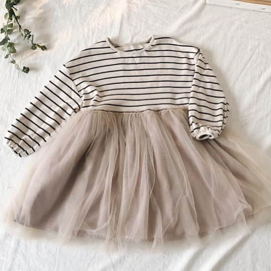 子供服のbig foRE:stさんのインスタグラム写真 - (子供服のbig foRE:stInstagram)「ストライプチュールワンピース . こんばんは🌝 今日は新元号の発表がありましたね🤗 11時半をすぎるとソワソワ。 スマホで生中継をパートさんと一緒に見てドキドキしてました笑 .平成最後の1ヶ月を平和に過ごしたいと思います。 . さて。 そんなタイミングで人気なのがこちらのチュールタイプワンピース❤︎ カジュアルとかわいいがmixされてとにかくかわいぃ😍 今一番人気なアイテムなので、お早めにチェックしてみてください💐 . #子供服 #キッズコーデ #韓国子供服 #kidscode #outfit #おでかけコーデ#海外子供服  #おしゃれさんと繋がりたい #kidsjapan #セレクトショップ #女の子コーデ  #男の子コーデ#女の子ママ#男の子ママ#インポート#ママリ #コドモノ #ベビフル#秋アイテム#お洒落さんとつながりたい#ママハグ#ninas#チュールスカート」4月1日 20時11分 - olpemi_