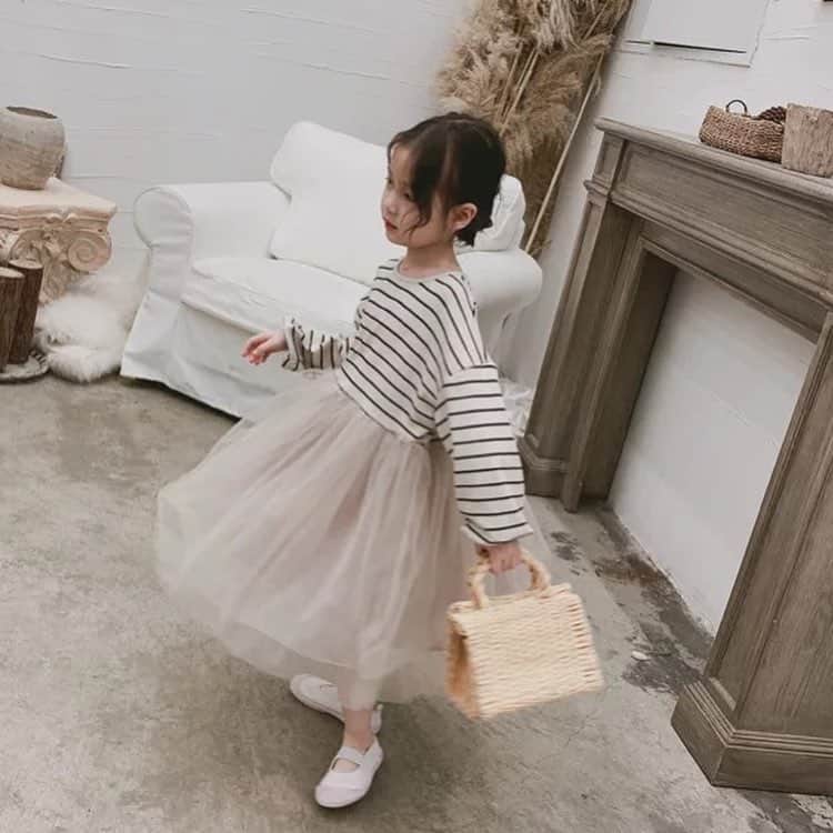 子供服のbig foRE:stさんのインスタグラム写真 - (子供服のbig foRE:stInstagram)「ストライプチュールワンピース . こんばんは🌝 今日は新元号の発表がありましたね🤗 11時半をすぎるとソワソワ。 スマホで生中継をパートさんと一緒に見てドキドキしてました笑 .平成最後の1ヶ月を平和に過ごしたいと思います。 . さて。 そんなタイミングで人気なのがこちらのチュールタイプワンピース❤︎ カジュアルとかわいいがmixされてとにかくかわいぃ😍 今一番人気なアイテムなので、お早めにチェックしてみてください💐 . #子供服 #キッズコーデ #韓国子供服 #kidscode #outfit #おでかけコーデ#海外子供服  #おしゃれさんと繋がりたい #kidsjapan #セレクトショップ #女の子コーデ  #男の子コーデ#女の子ママ#男の子ママ#インポート#ママリ #コドモノ #ベビフル#秋アイテム#お洒落さんとつながりたい#ママハグ#ninas#チュールスカート」4月1日 20時11分 - olpemi_