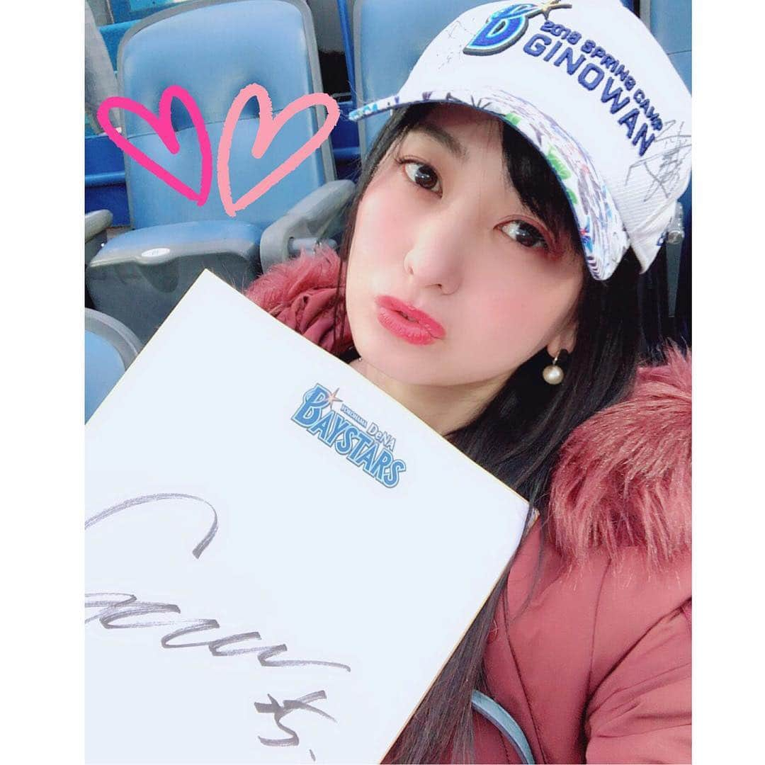 脊山麻理子さんのインスタグラム写真 - (脊山麻理子Instagram)「開幕戦で3ランホームランを放った筒香選手のサイン色紙が抽選で当たったにゃ♡抽選当たっちゃう方なんですよね♡ #baystars #もってる #抽選当たった #225 #ハマスタ #ガラポン抽選」4月1日 20時12分 - mariko_seyama_milkpon