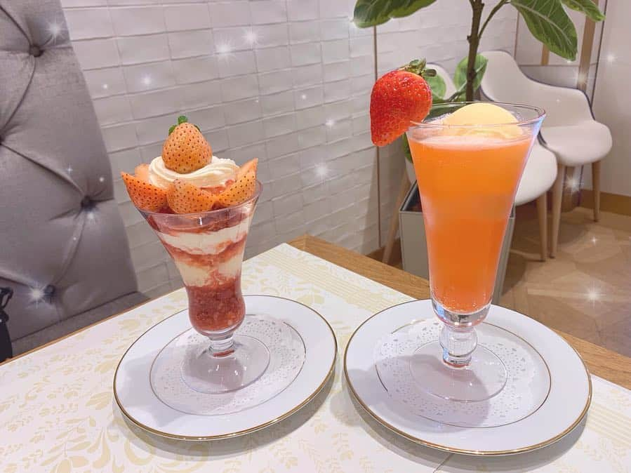 本島莉々果さんのインスタグラム写真 - (本島莉々果Instagram)「🍓🍓🍓 ⋆⑅ ⋆⑅ ⋆⑅ SHISEIDO PARLOUR SALON DE CAFE 🍓福岡県産苺「淡雪」のスペシャルパフェ 🍓季節のサイダー ⋆⑅ 🍓づくしで幸せ👼 淡雪はちょっと赤めだったけど甘くて美味しかった。 ⋆⑅ ⋆⑅ #資生堂パーラー  #福岡県産 #淡雪 #スペシャルパフェ  #いちごパフェ  #季節のサイダー  #いちごづくし  #🍓 #川崎カフェ #川崎cafe」4月1日 20時14分 - motoshimaririka