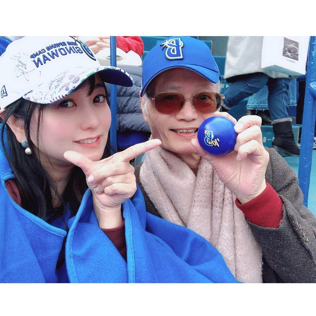 脊山麻理子のインスタグラム：「開幕シリーズ3日目はお父さんと♡ボールゲットしたよ♡ #baystars #お父さんとデート #晴れ男晴れ女 #お父さんももってる人」