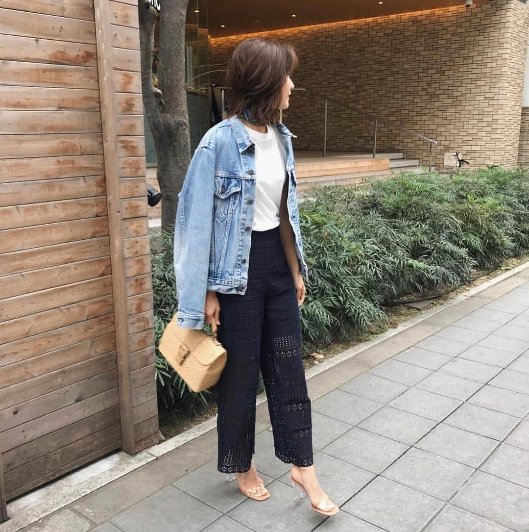 Hiromi Ｍaedaさんのインスタグラム写真 - (Hiromi ＭaedaInstagram)「#outfit 大好きなかごバッグ！ ・ 今年用に @vtthaijp で きちんとしたい場面でも持てそうなものを追加👍🏽 ・ vtthaiは、タイの手作り製品を扱う市場で🧺 タイでは ”タイの生き方”と意味されているそう。 ・ 機械では製作が出来ず、人の手によってのみ作られます🙌🏽 ・ ・ 価格以上の価値を持つものって素敵だな..♡ ・ ・ 今ならクーポンコード“hiron953”で10%offになりますので是非✔︎💙 https://jp.vtthai.com/products/mini-vipha-wicker-bag-nude ・ #vtthai#かごバッグ#タイ#pr」4月1日 20時19分 - hiron953