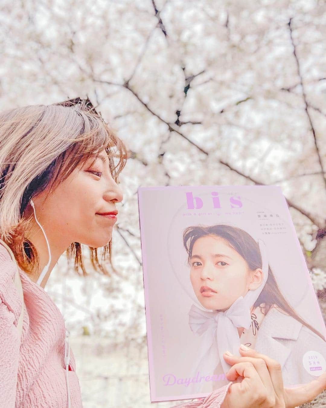 和希詩織さんのインスタグラム写真 - (和希詩織Instagram)「🌸🌸🌸#sakura #hanami #meguroriver #magazine . . ついに#新年号 #令和 に決まったね🤤 和希の和が入ってて個人的には嬉しいのと多分我々が親になるとしたら子供は令和生まれだからお世話になります感(笑) . . #花見 しながら4月1日（月）今日発売のbis (  @bis_web )愛読🤤❤️ メイクも写真の質感もタイプ🙆‍♀️💗 . . 人形さん感可愛い👏 今月号のときめきのテクスチャーメイクアップ企画がものすごいかわいい🙆‍♀️ . . ナチュラルなカラーメイクマネしょうかと💄 . . . . . #bis #pr #お花見#中目黒 #春服#桜#ピンク大好き #カラーメイク#花見コーデ #女子力向上委員会」4月1日 20時19分 - kazukishiori