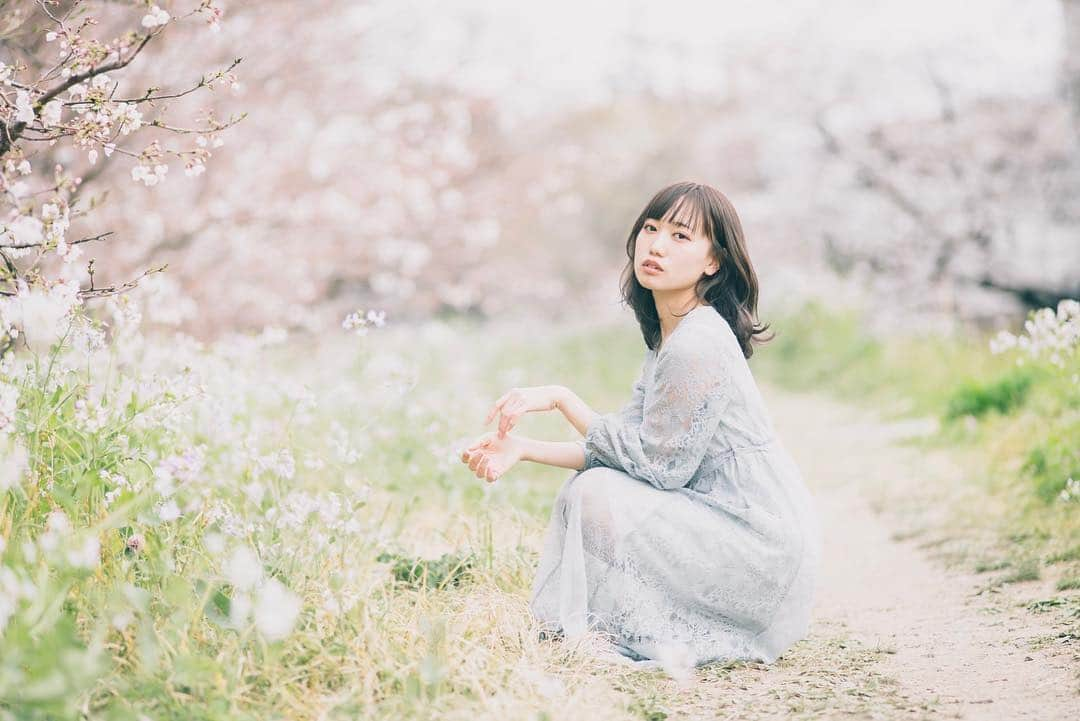 自見彩さんのインスタグラム写真 - (自見彩Instagram)「座っても顔の位置に桜があるのは凄く新鮮で、近くで見る桜にうきうきしながら幸せな撮影時間を過ごしてきました◎💓 2枚目の写真、ほんとは遠くから引きで撮ってたんだけど、髪あげたらこうすけさんが『まって！そのまま！！！』って言ってわざわざ走って近くで撮ってくれた🥰笑 とってもお気に入りの一枚になりました♡  こうすけさん ありがとうございました😊！ #写真 #ポートレート #桜 #camera」4月1日 20時31分 - z_by.saya0018