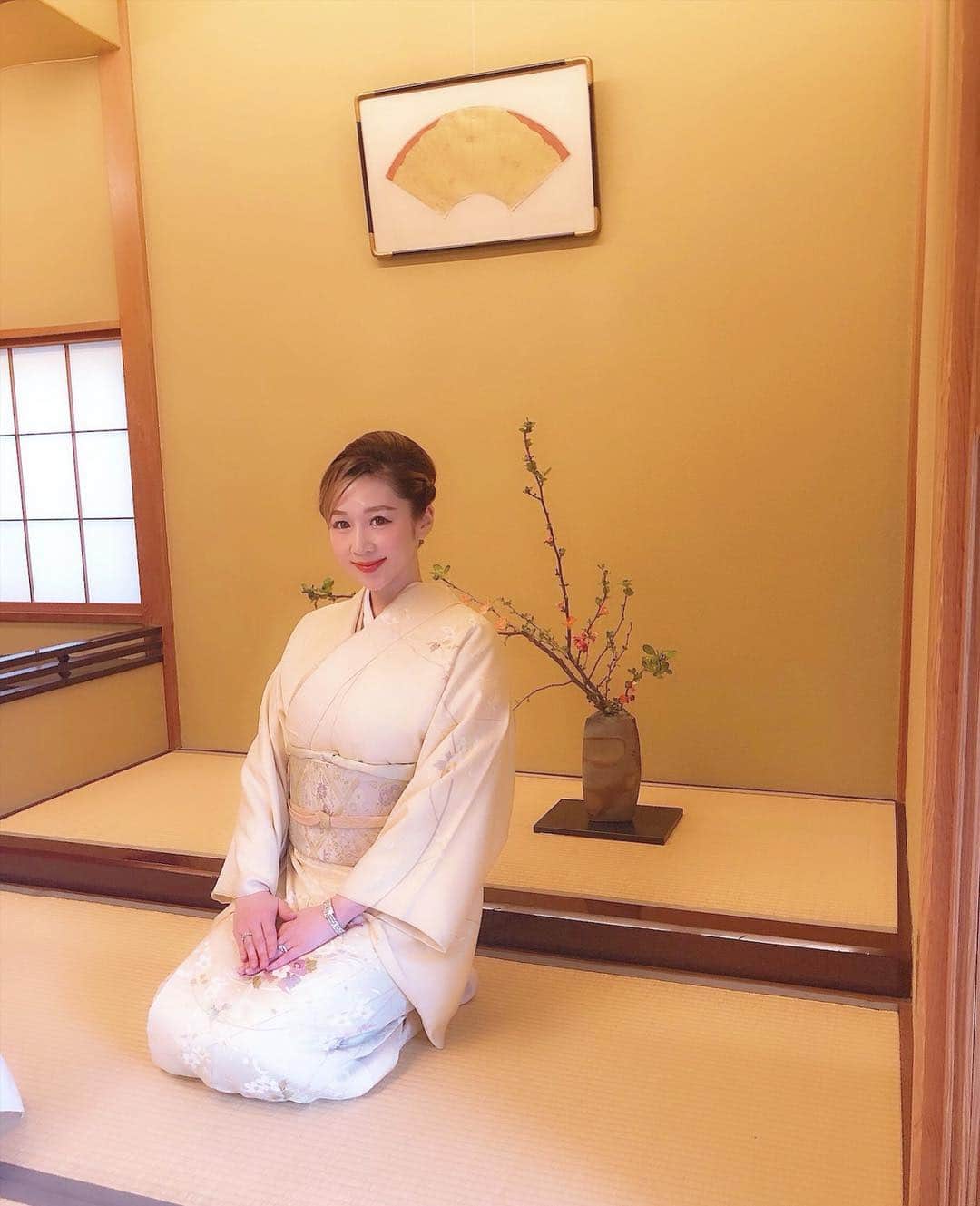 shihoのインスタグラム：「#helloapril . この間は成人式ぶりに お着物をきました👘✨ . 着物はなかなか着る機会がないけど やっぱり素敵…🌸 大人になってからの着物ってゆうのも またよくて、、、🌸 . とっても身が引き締まりました🦙 . . . そして新年度スタート。 きまったねーーー#新元号  平成もあと1カ月。 ５月からは#令和 が始まるのね。 時代がかわるのかぁーー なんかさみしいようなワクワクなような . この元号が変わるタイミングで ママになり新たなスタートをきったから 娘の成長を見守りながらも、 わたしも成長できるようにがんばろう✨✨ . . . #japan#japanesegirl  #japanese #kimono#kimonostyle  #お宮参り#ママ#女の子ママ #新生児 #生後1ヶ月 #赤ちゃん #和#着物#訪問着#アップスタイル」
