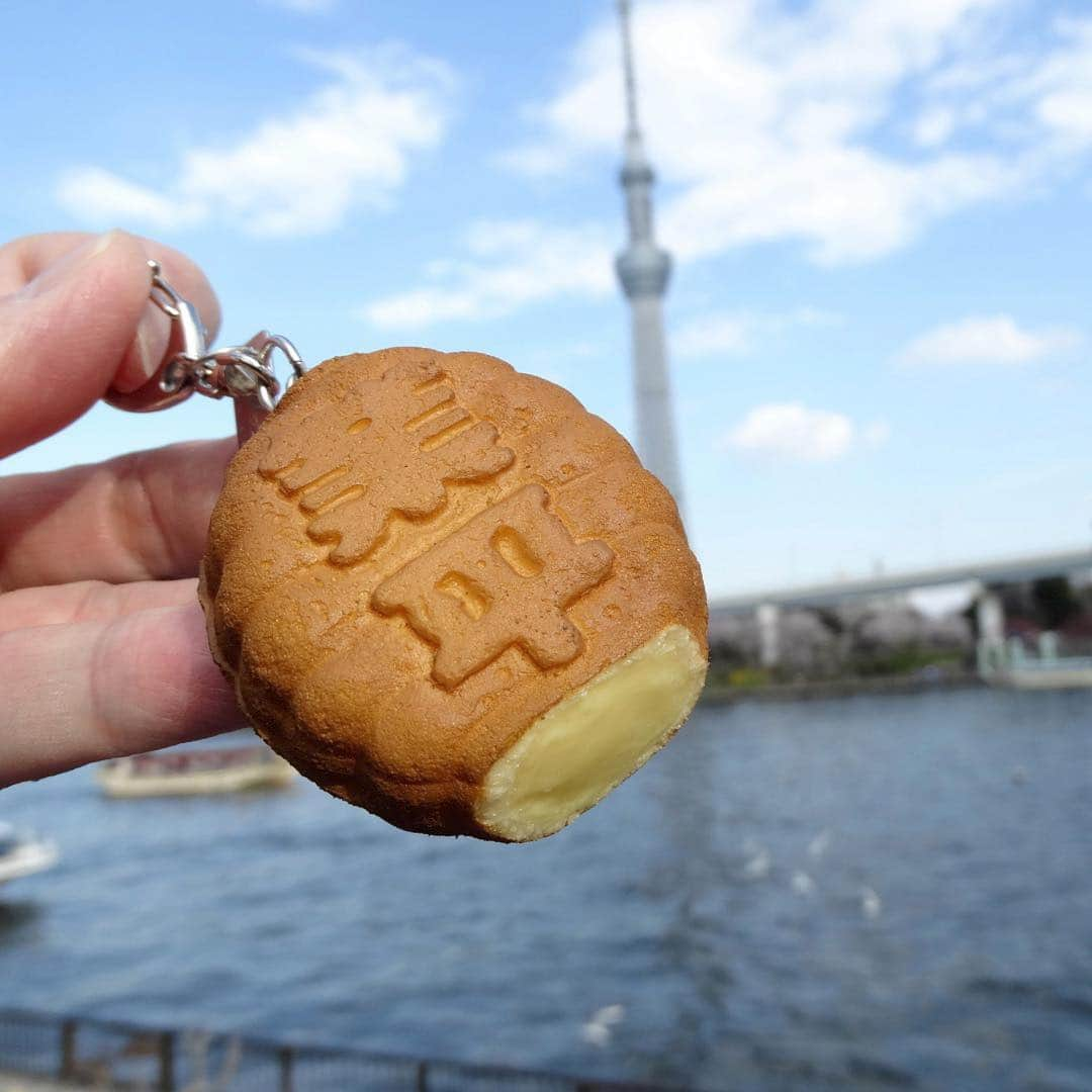 元祖食品サンプル屋さんのインスタグラム写真 - (元祖食品サンプル屋Instagram)「人形焼のキーリング ・ 東京土産として有名な人形焼きに、 「押上（おしあげ）」 「業平（なりひら）」という東京スカイツリータウンのある地名を入れてキーリングにしました。 ・ どちらも他では手に入らない、東京ソラマチ店限定商品。 ・ 来館の記念としてお土産にいかがでしょうか？ ・ ・ #元祖食品サンプル屋 #食品サンプル #スカイツリー #東京ソラマチ #合羽橋 #横浜赤レンガ倉庫 #浅草 #日本製 #てづくり #人形焼 #キーリング #押上 #おみやげ #キーホルダー #限定 #gansoshokuhinsampleya #replicafood #fakefood #madeinjapan #handmade #tokyo #Japan  #redbrickwarehouse #artfood #craftsman #traveljapan #keyring #yokohamachinatown」4月1日 20時34分 - ganso_sample