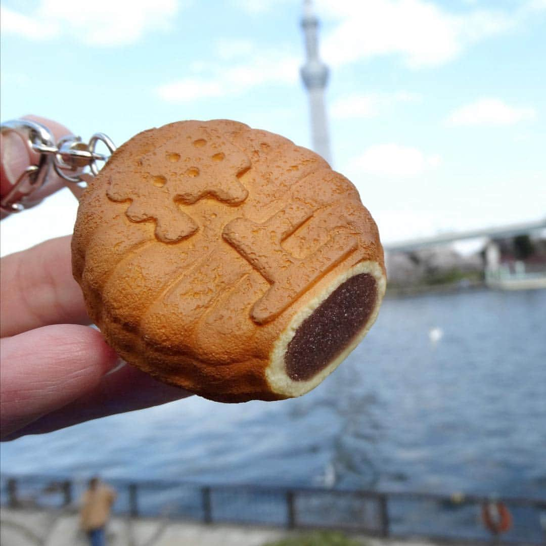 元祖食品サンプル屋さんのインスタグラム写真 - (元祖食品サンプル屋Instagram)「人形焼のキーリング ・ 東京土産として有名な人形焼きに、 「押上（おしあげ）」 「業平（なりひら）」という東京スカイツリータウンのある地名を入れてキーリングにしました。 ・ どちらも他では手に入らない、東京ソラマチ店限定商品。 ・ 来館の記念としてお土産にいかがでしょうか？ ・ ・ #元祖食品サンプル屋 #食品サンプル #スカイツリー #東京ソラマチ #合羽橋 #横浜赤レンガ倉庫 #浅草 #日本製 #てづくり #人形焼 #キーリング #押上 #おみやげ #キーホルダー #限定 #gansoshokuhinsampleya #replicafood #fakefood #madeinjapan #handmade #tokyo #Japan  #redbrickwarehouse #artfood #craftsman #traveljapan #keyring #yokohamachinatown」4月1日 20時34分 - ganso_sample