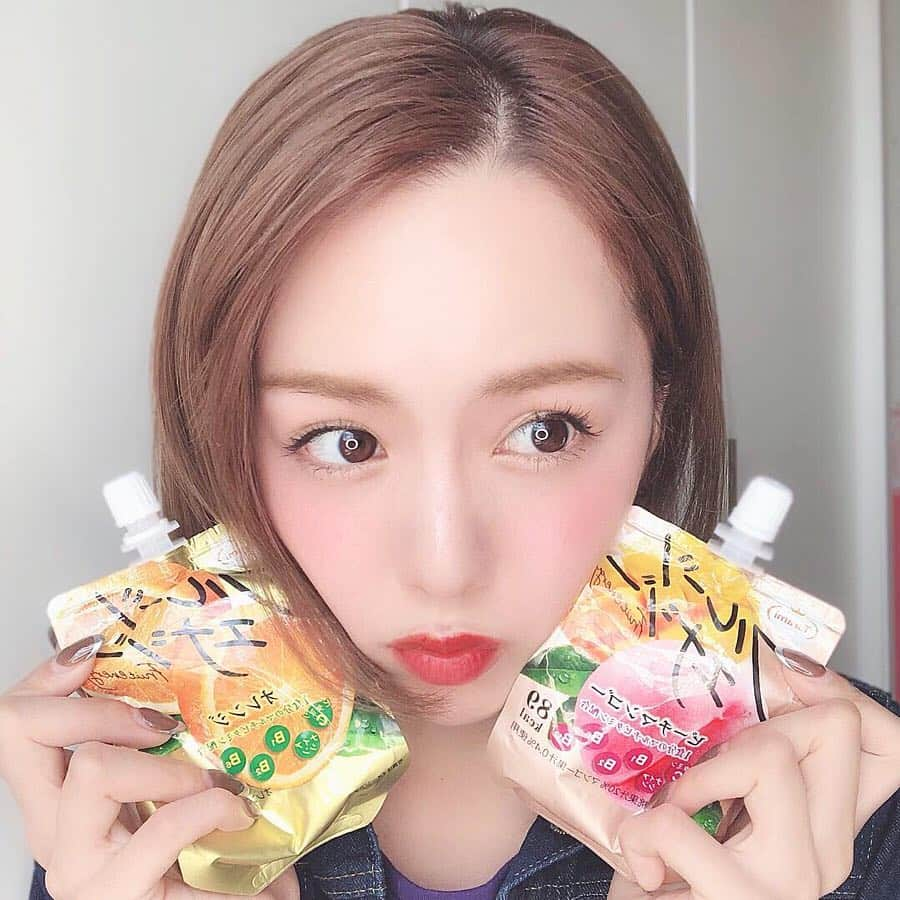 黒田真友香さんのインスタグラム写真 - (黒田真友香Instagram)「たらみから3月下旬に新発売した フルーツエナジー🍊🍑 ・ ・ どちらも１つで一食分のマルチビタミンとエネルギーが取れるんだって！ ・ 外食続いたりするとコンビニでビタミン系の物買ったりするんだけど、一緒にエネルギー補給できるのはありがたい🙆‍♀️ ・ ・  味もスッキリしてて、食感はすこしモッチりしてて美味しかった〜🥰 ・  #たらみ#フルーツエナジー#ゼリー#ビタミン#pr」4月1日 20時28分 - kurodamayukaxx