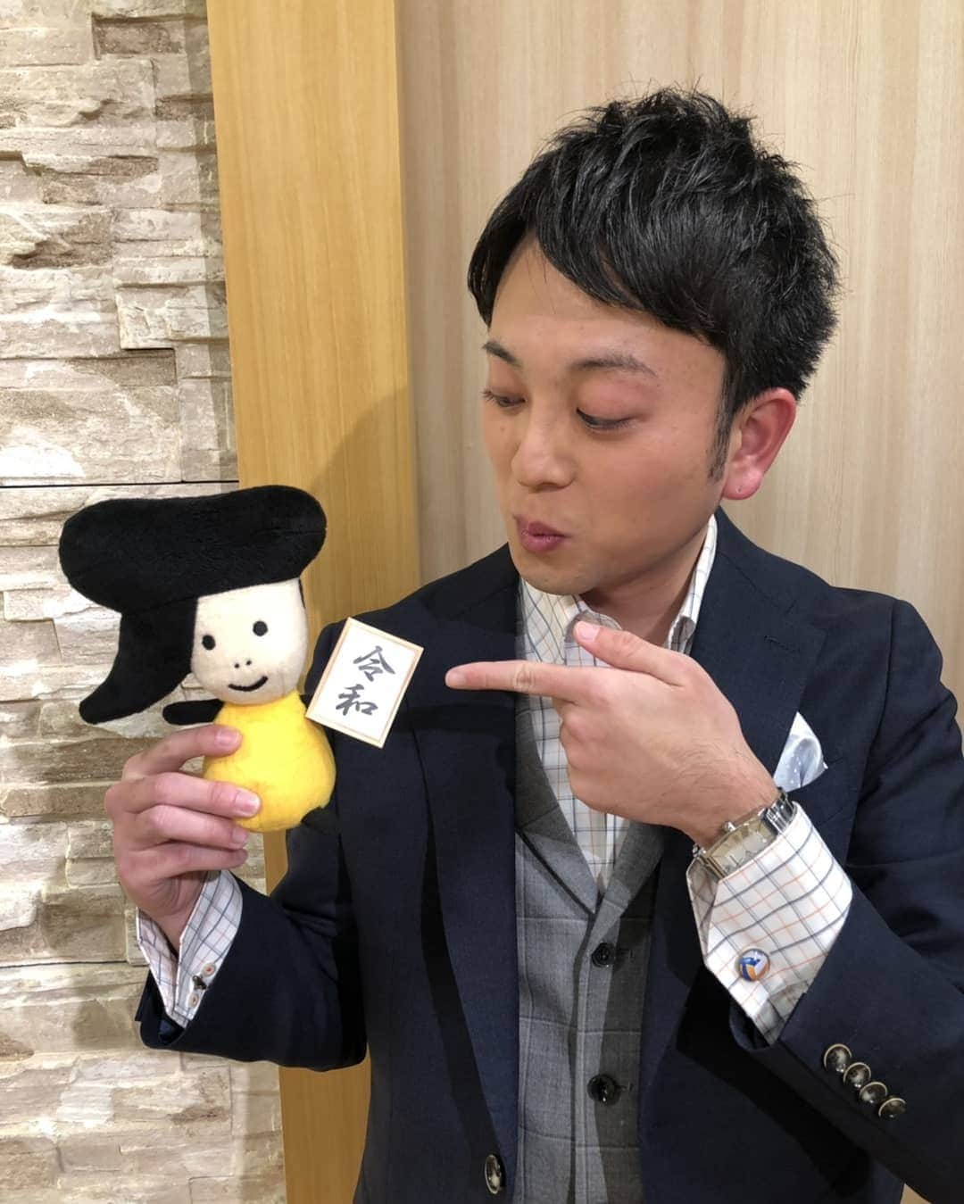 飯田嘉太さんのインスタグラム写真 - (飯田嘉太Instagram)「新元号が発表されましたね👏  今日の石川さんLive News it!は【令和】特集⤴️ もちろん号外も出されたので 石川さんとパシャリ📷✨ ④枚目はパンに元号を書くという 面白いパン屋さんのあんぱん🍞  改めて気を引き締めて頑張ります☺  #新年度 #新元号 #令和 #石川県 #号外 #北陸中日新聞 #石川さん  #パンブラザーズアベ #あんぱん #今日から #livenewsit #変わらず #スポーツコーナー #担当 #よろしくお願いします #衣装提供 #AOKI」4月1日 20時29分 - kabuto_iida