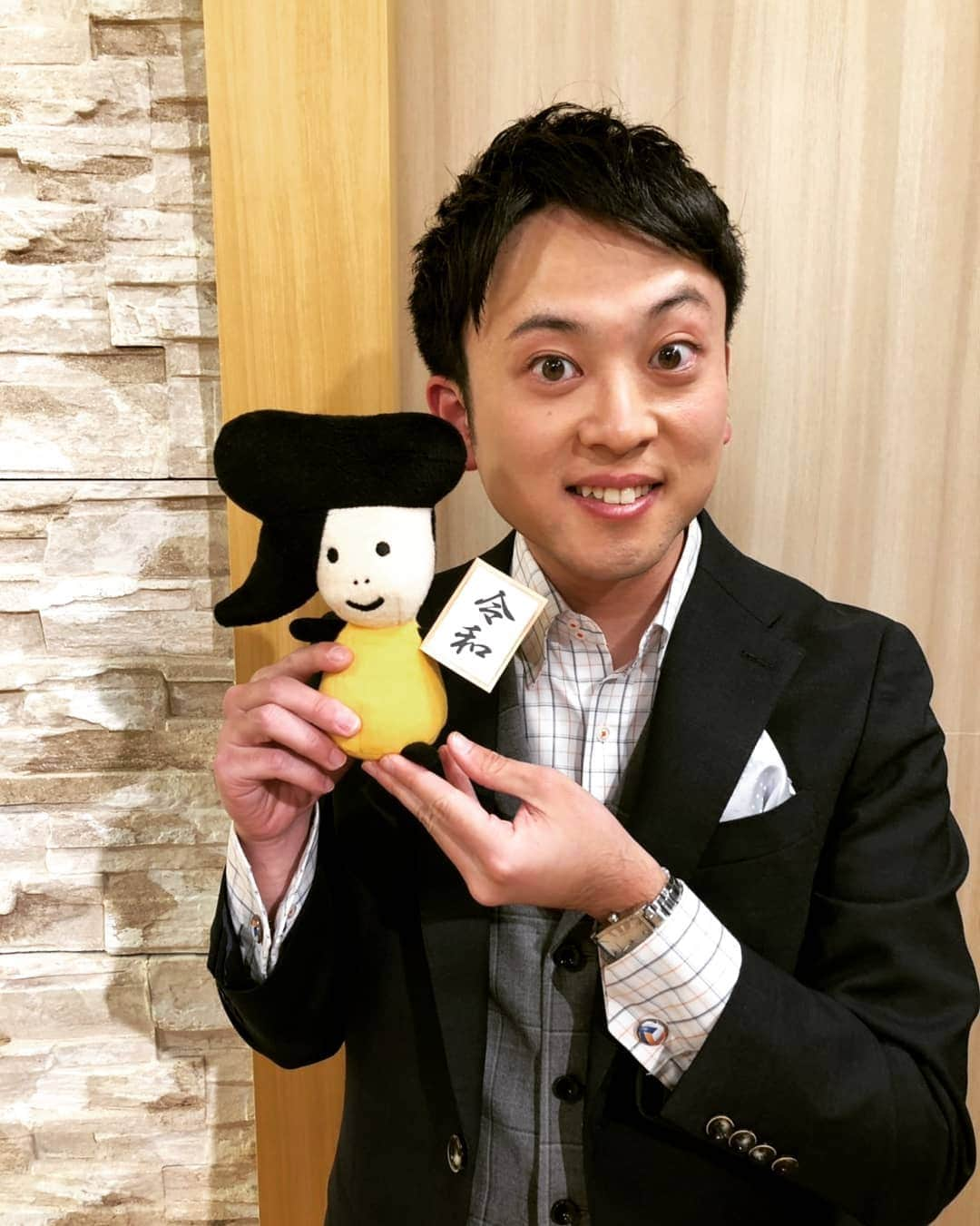 飯田嘉太さんのインスタグラム写真 - (飯田嘉太Instagram)「新元号が発表されましたね👏  今日の石川さんLive News it!は【令和】特集⤴️ もちろん号外も出されたので 石川さんとパシャリ📷✨ ④枚目はパンに元号を書くという 面白いパン屋さんのあんぱん🍞  改めて気を引き締めて頑張ります☺  #新年度 #新元号 #令和 #石川県 #号外 #北陸中日新聞 #石川さん  #パンブラザーズアベ #あんぱん #今日から #livenewsit #変わらず #スポーツコーナー #担当 #よろしくお願いします #衣装提供 #AOKI」4月1日 20時29分 - kabuto_iida