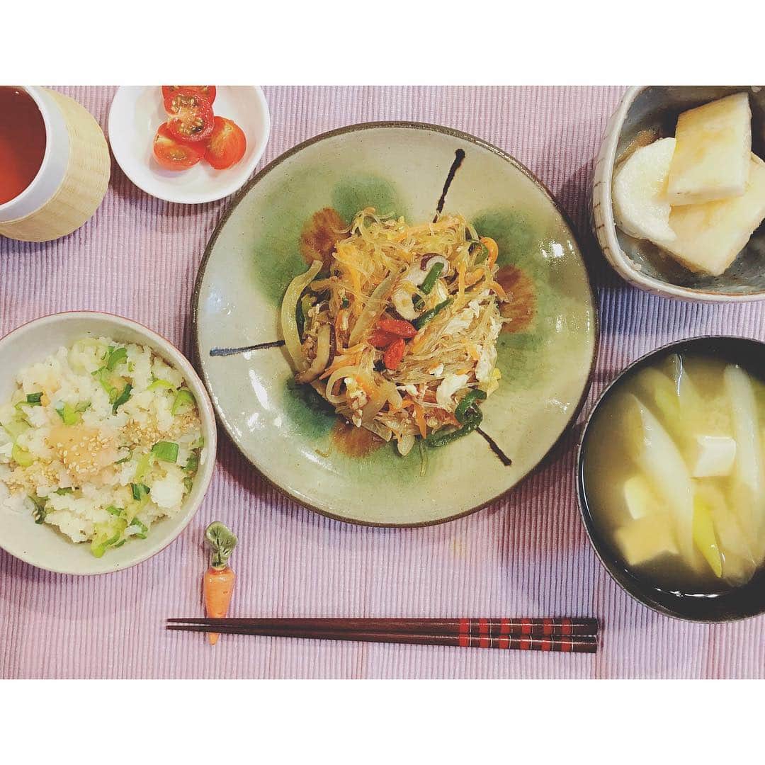 阿部純子さんのインスタグラム写真 - (阿部純子Instagram)「新年号『令和』が決まりましたねっ！ ・ これまで、と、この先の ちょうど真ん中ラインに立ってるみたいですっ ・ ・ 今夜の #じゅんこ飯🍴 ・ #山芋の明太子和え #春雨炒め  #長ネギのお味噌汁 #明太子ごはん ・ ・ 三寒四温の季節☘🐝 身体を壊さないように、気をつけてくださいね💕 ・ #ぱくぱく #ぽかぽか」4月1日 20時30分 - junkoabe_official