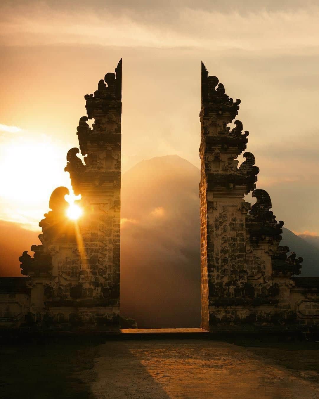 Discoveryさんのインスタグラム写真 - (DiscoveryInstagram)「“Sunset at Heaven's Gate at Pura Lempuyang Luhur Temple in Bali, Indonesia, can be a magical experience. It's no wonder it's one of Bali's more revered temples and also one of the most photographed and visited locations on the entire island.” 📸 + caption by Ty Newcomb (@eye.of.ty) . . . . #PuraLempuyangLuhurTemple #Bali #Indonesia #travel #explore #nature #photography #potd #photooftheday」4月1日 20時43分 - discovery