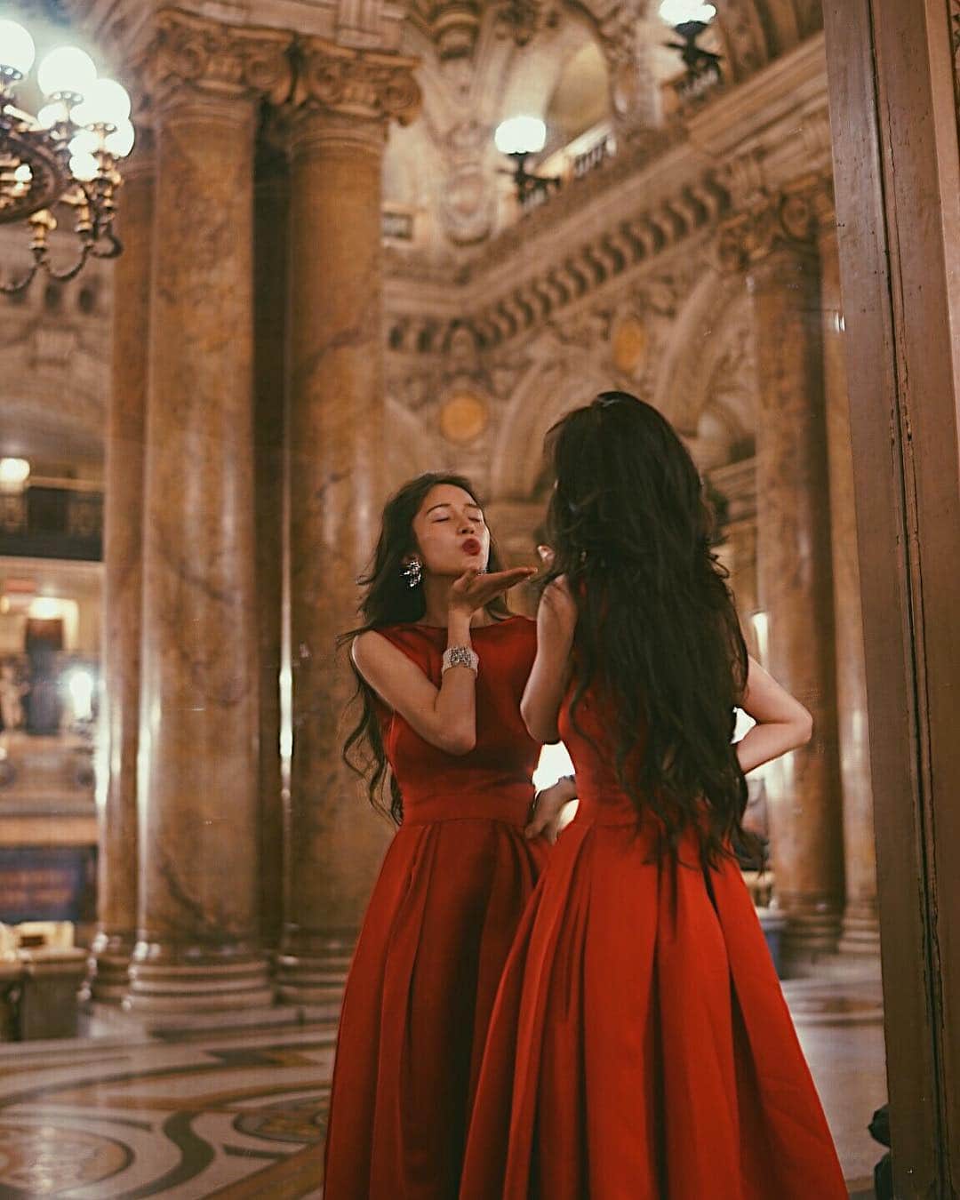のインスタグラム：「Bisous for you 💋 鏡の中のわたし と この世界のわたし 🎞」