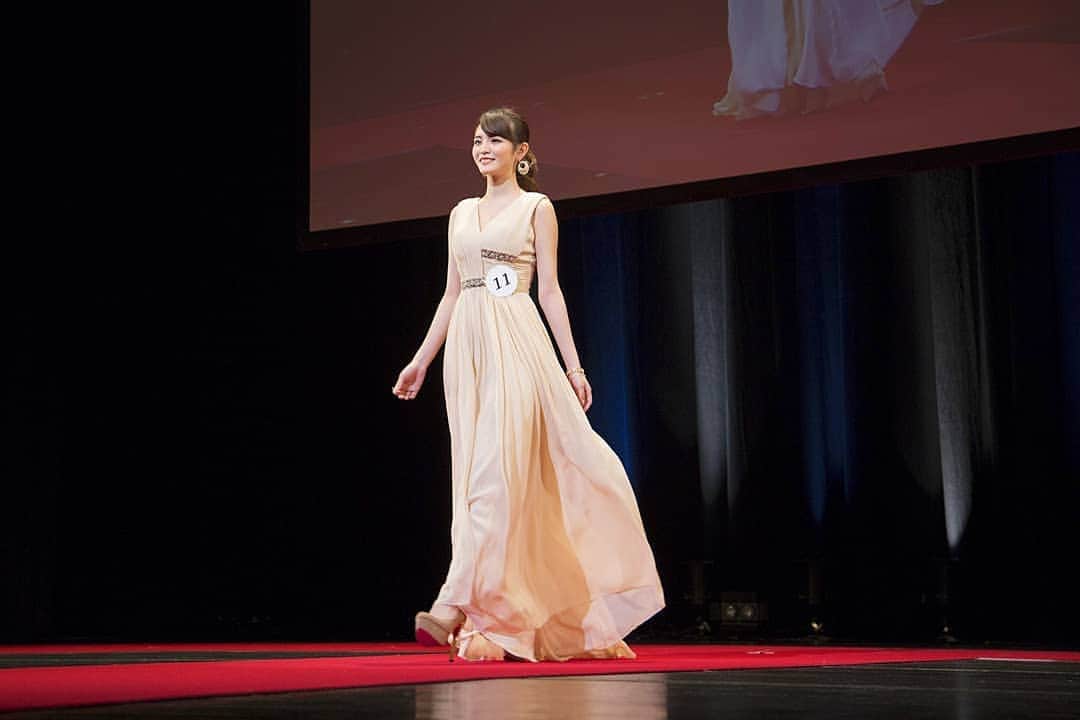 實近菜那（ななちゃら）のインスタグラム：「. .  👑ミスワールドジャパン2019👑    Miss world JAPAN  .  この度、1番投票数が多かった人におくられる マルチメディア賞を受賞することが出来ました。  沢山の人にInstagramでの投票して頂いたこと感謝申し上げます。  1000人の方の前で、英語スピーチ、#SDGs 発表、歌唱審査、ウォーキング審査、悔いなくできて、自分自身大きく成長できたコンテストだったなと感じます。  パリコレ 等世界的に活躍する #メイクアップアーティスト のみつるさんにメイクしてもらったこと、人気俳優の #大谷亮平 さんとお話出来たこと ファイナリスト皆と仲良くなれて、 世界で1番最初に行われた伝統のあるミスコンテストに 参加出来たこと、誘って頂いた運営さん、フォロワーのみんな、本当にありがとうございました🙏  . . .  #photography #instagood  #一眼レフ #被写体 #いいね返し #missworld #安室奈美恵 #Hero #感謝 #京都  #ドレスコード #170cm #高身長 #ななちゃら #實近菜那」