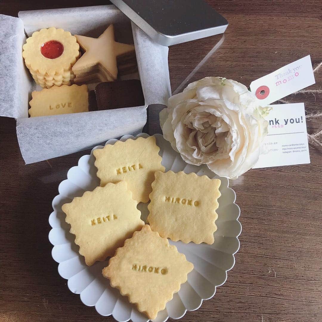 畑野ひろ子のインスタグラム：「やっとオーダーできました！ @momo_k1014 ちゃんのこだわりの @momo_can14  お世話になった方へのプレゼントにオーダーさせて頂きました。 メッセージが入るので特別感満載❤ 自宅用にオーダーしたクッキーにも、ももちゃんが名前をいれてくれました！  #cookie」